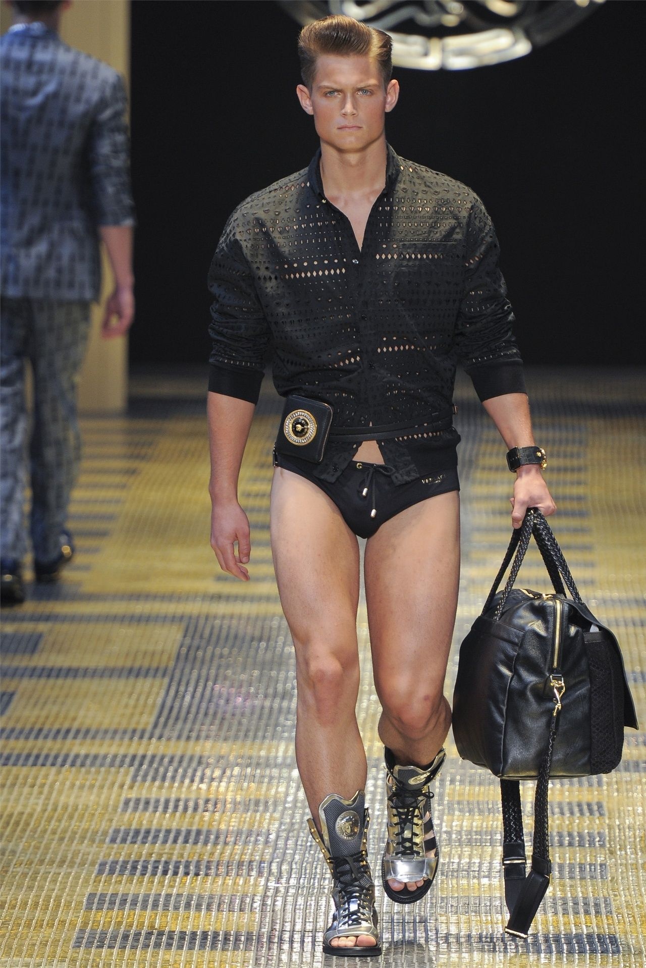 Mau nam cao 1, 93 m tung dong phim kinh di anh 4