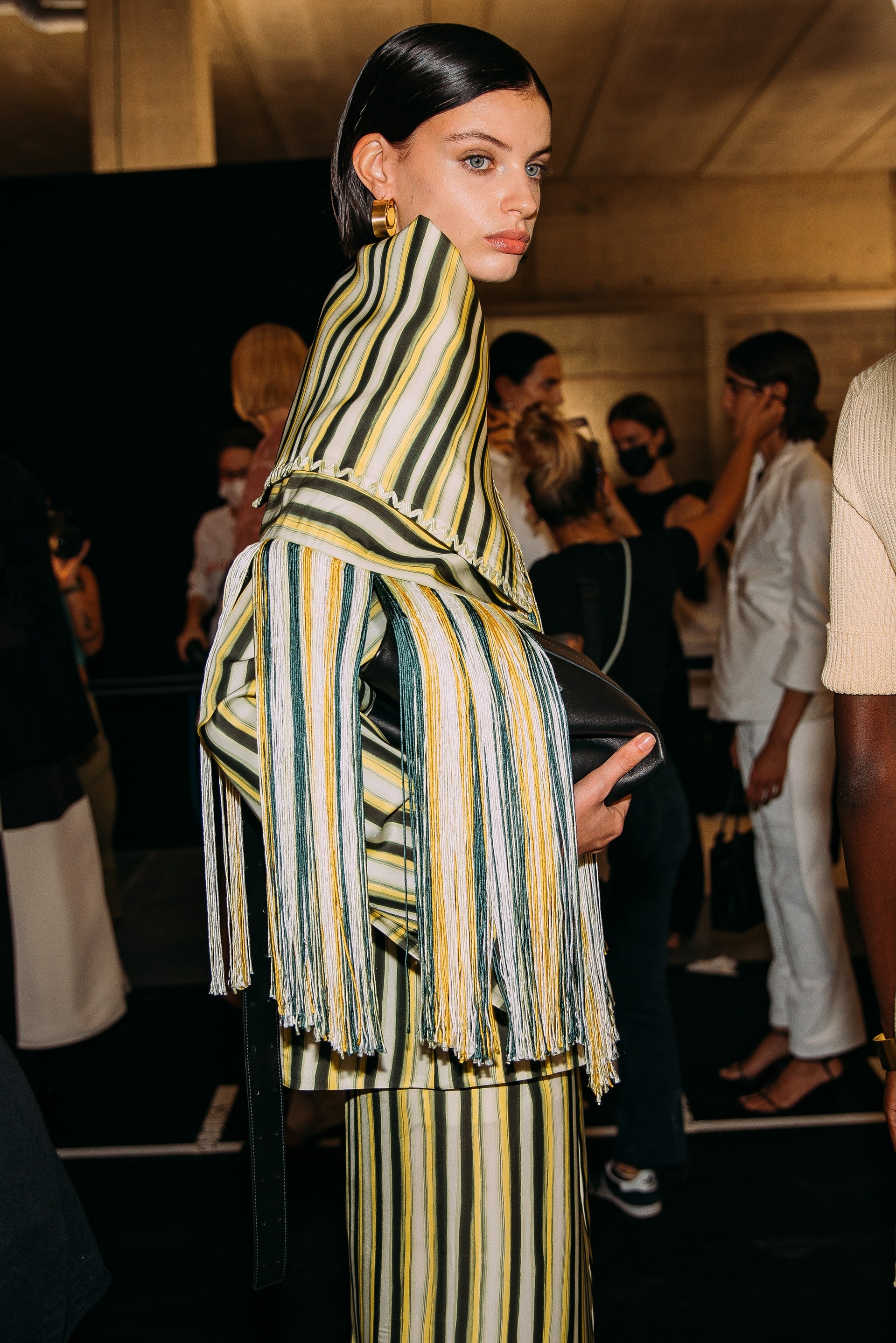 canh hau truong show dien thoi trang anh 9