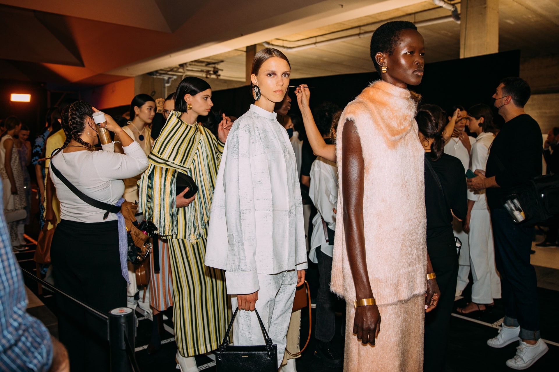 canh hau truong show dien thoi trang anh 11