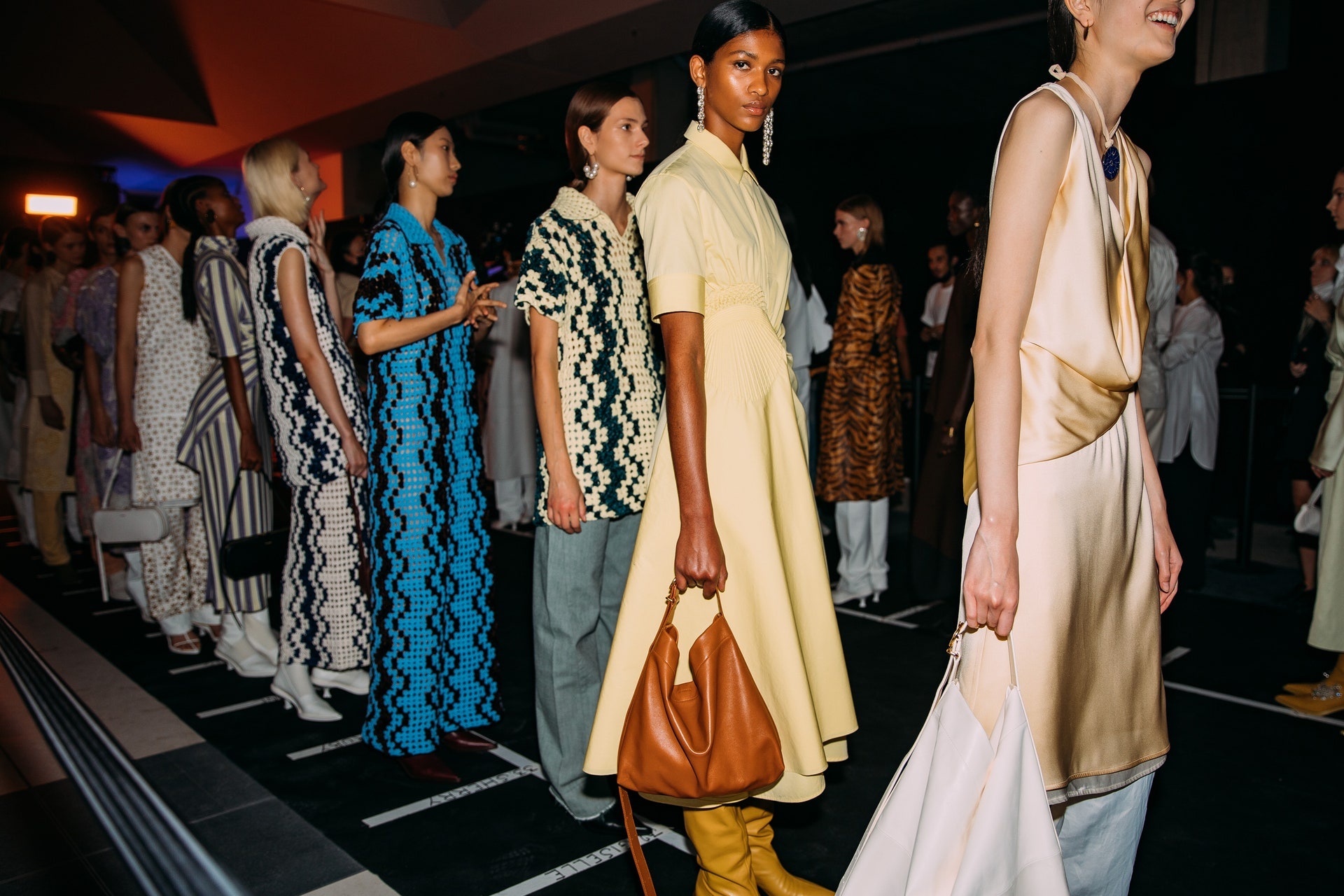 canh hau truong show dien thoi trang anh 12