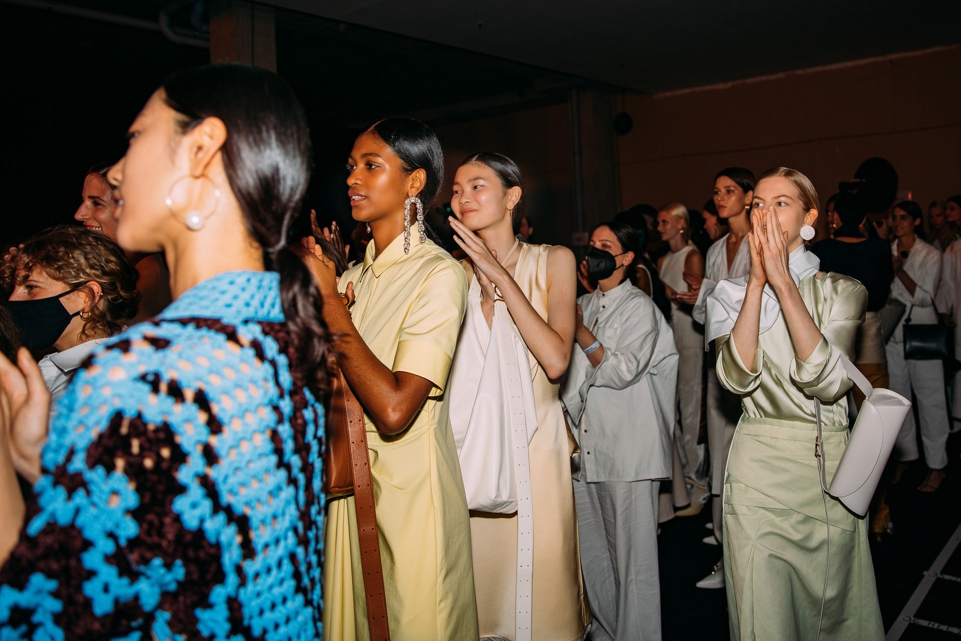 canh hau truong show dien thoi trang anh 13