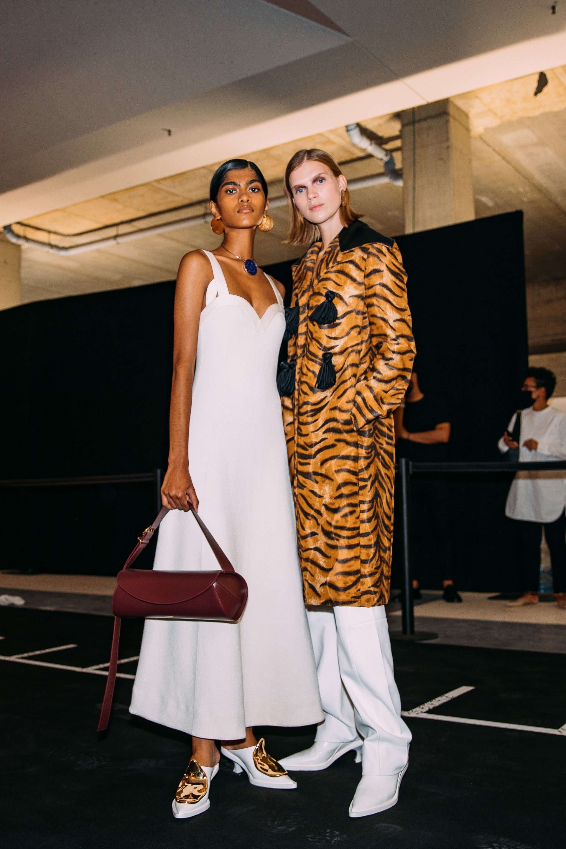 canh hau truong show dien thoi trang anh 6