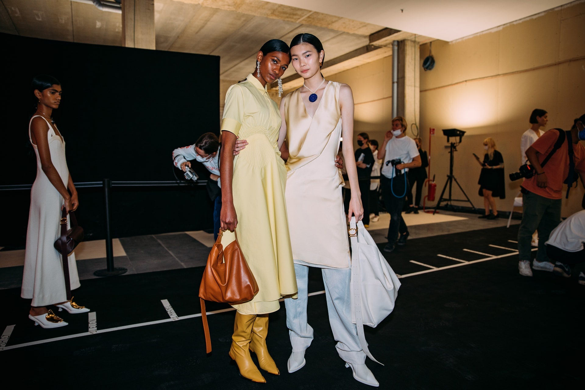 canh hau truong show dien thoi trang anh 4