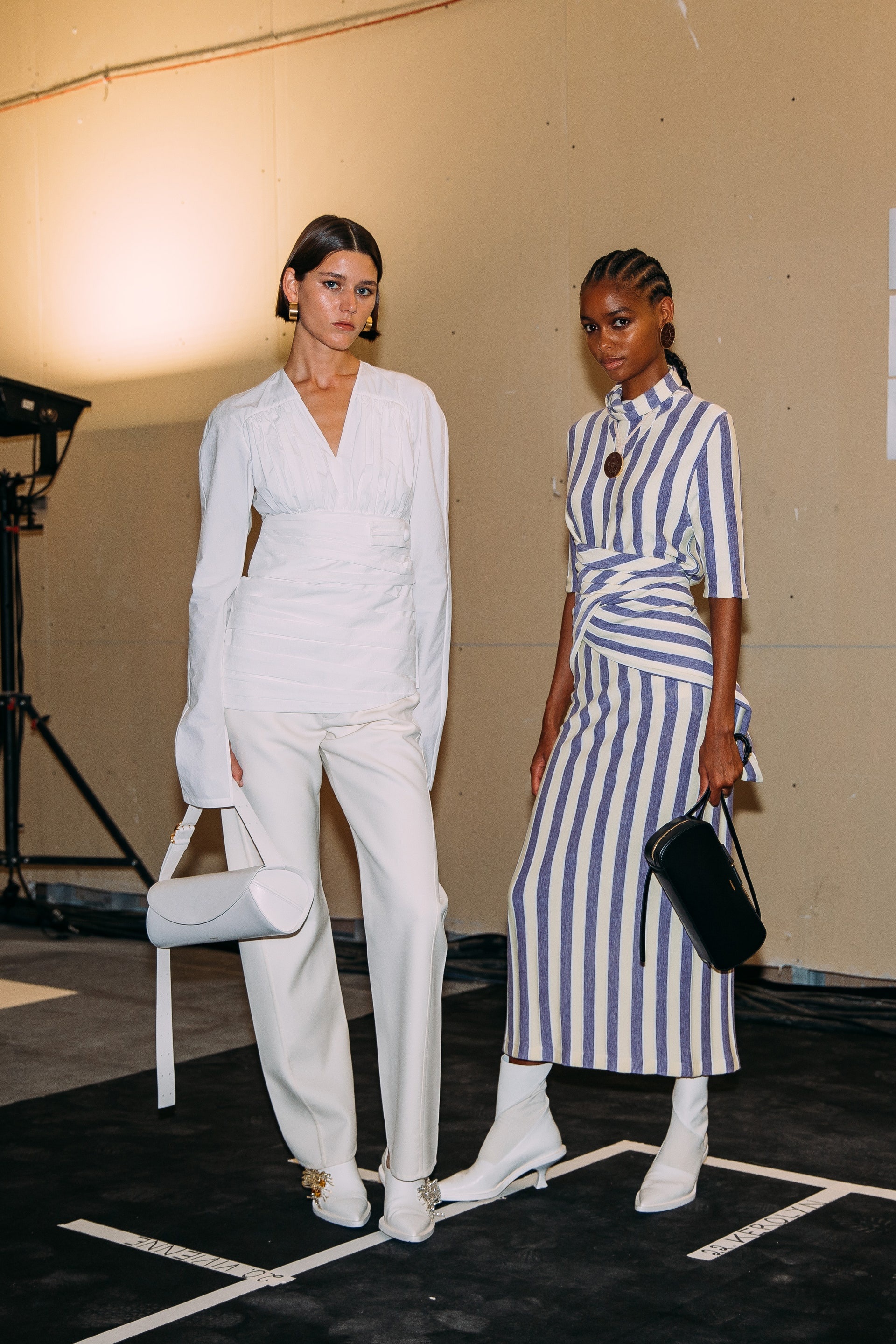 canh hau truong show dien thoi trang anh 2