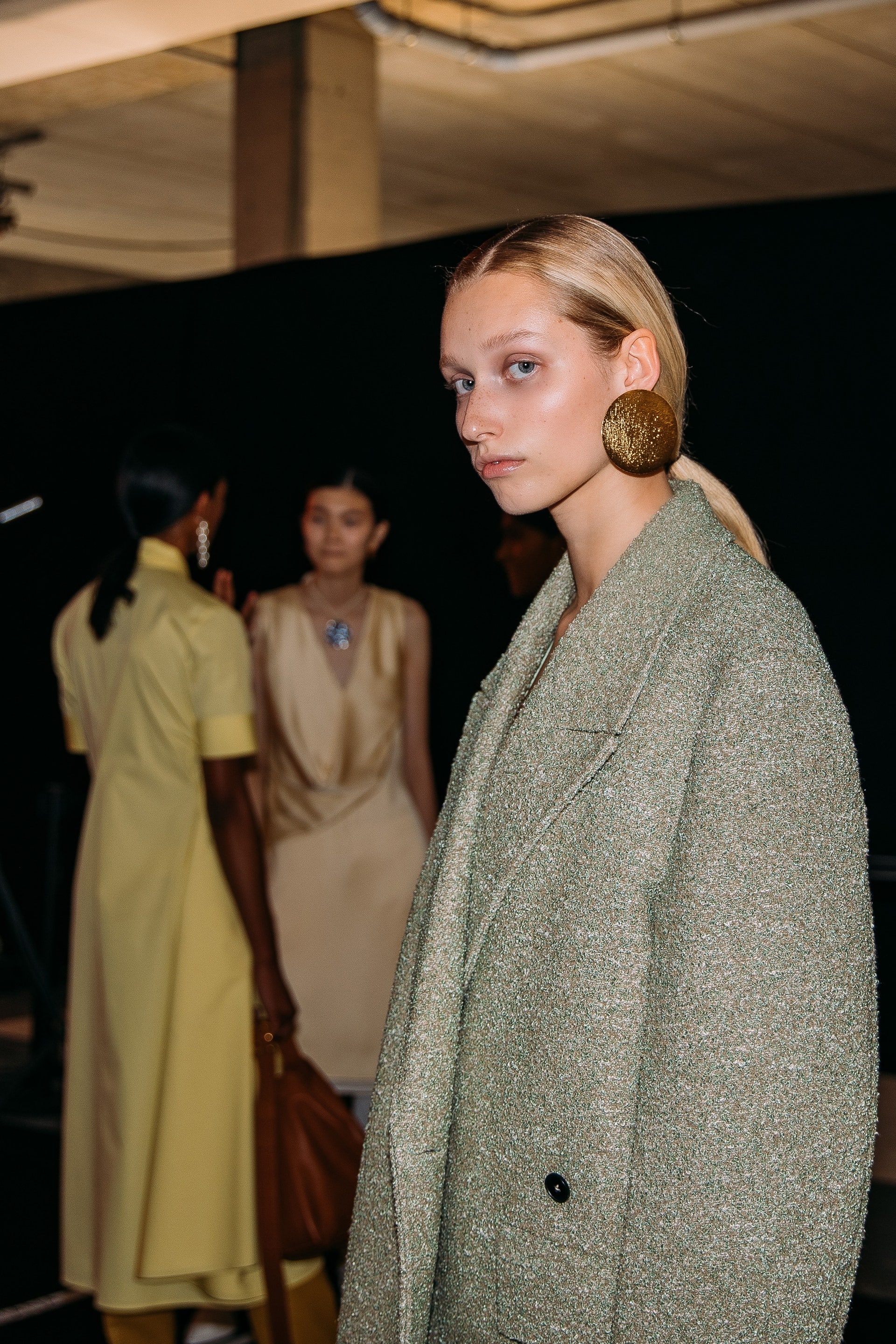 canh hau truong show dien thoi trang anh 5