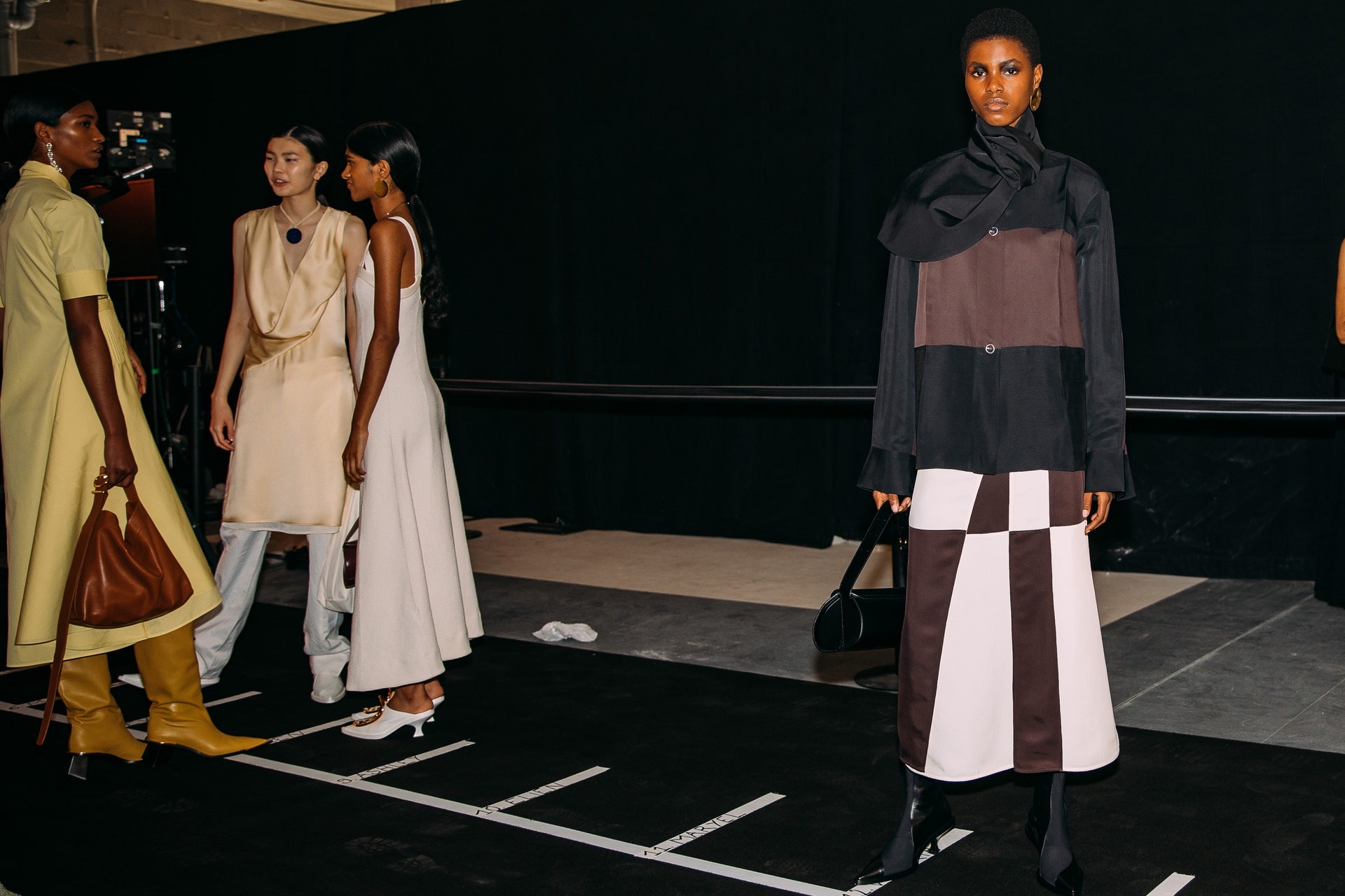 canh hau truong show dien thoi trang anh 7