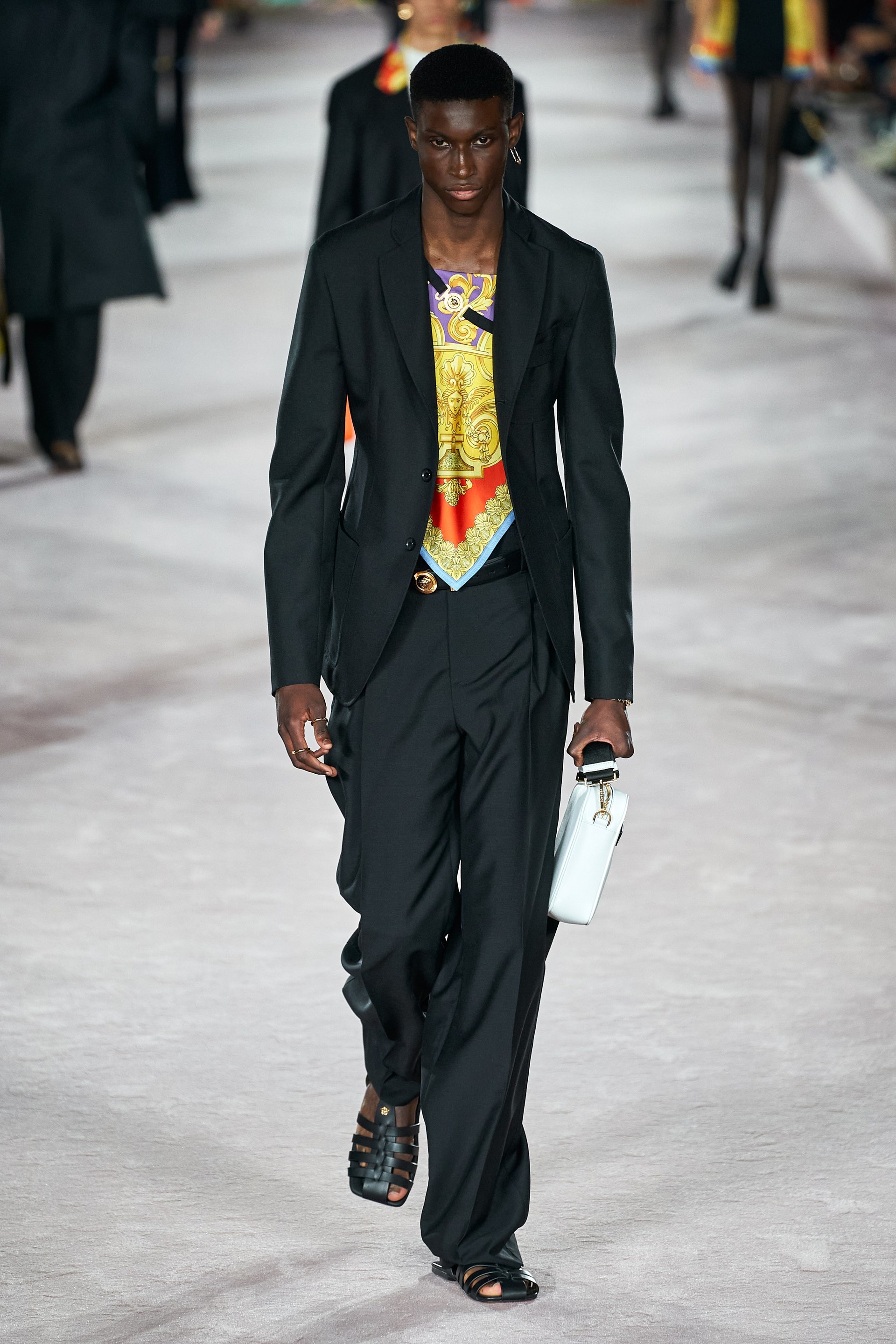 Dua Lipa mở màn show diễn Versace ảnh 17 Dua Lipa mo man show dien Versace anh 17