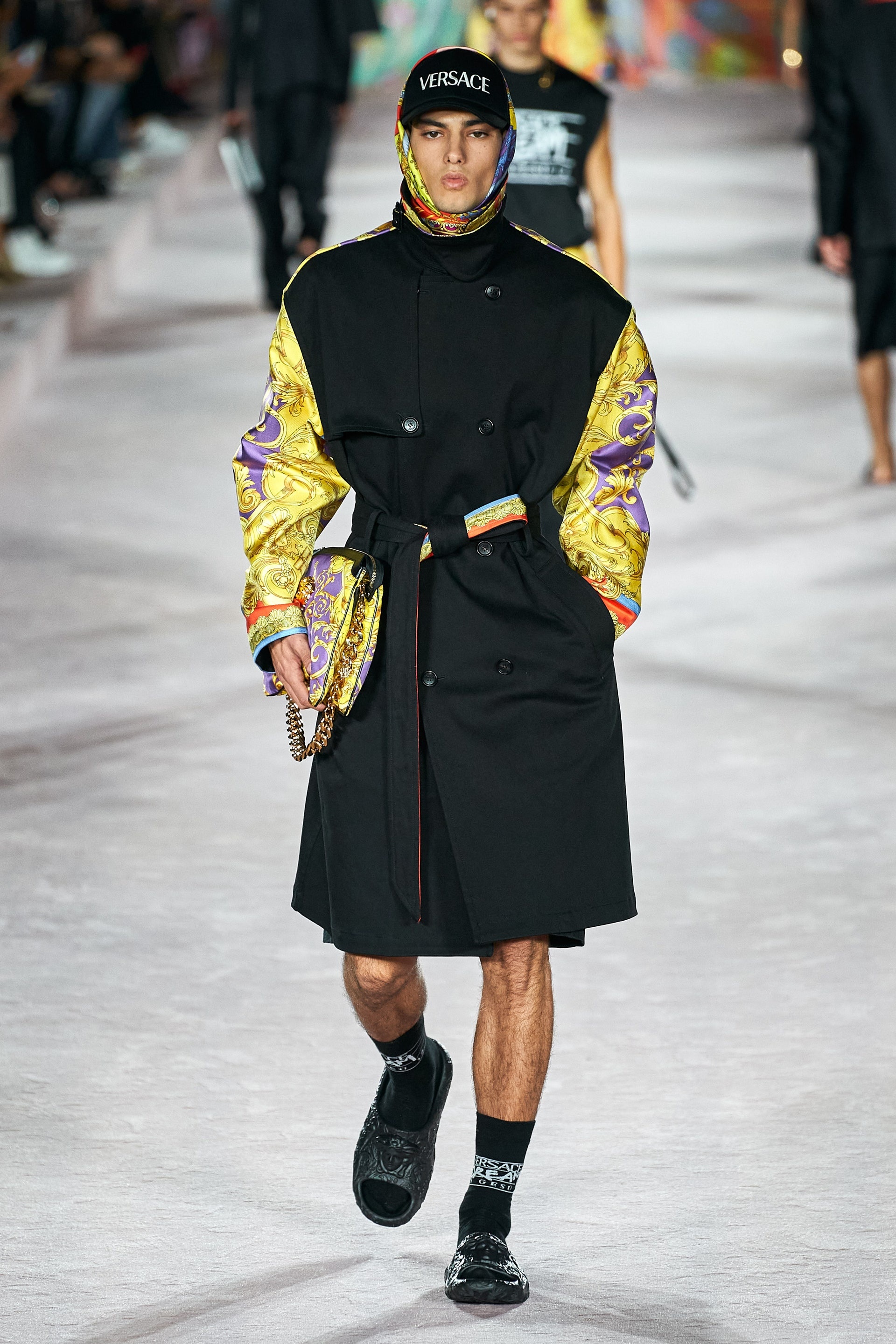 Dua Lipa mở màn show diễn Versace ảnh 15 Dua Lipa mo man show dien Versace anh 15