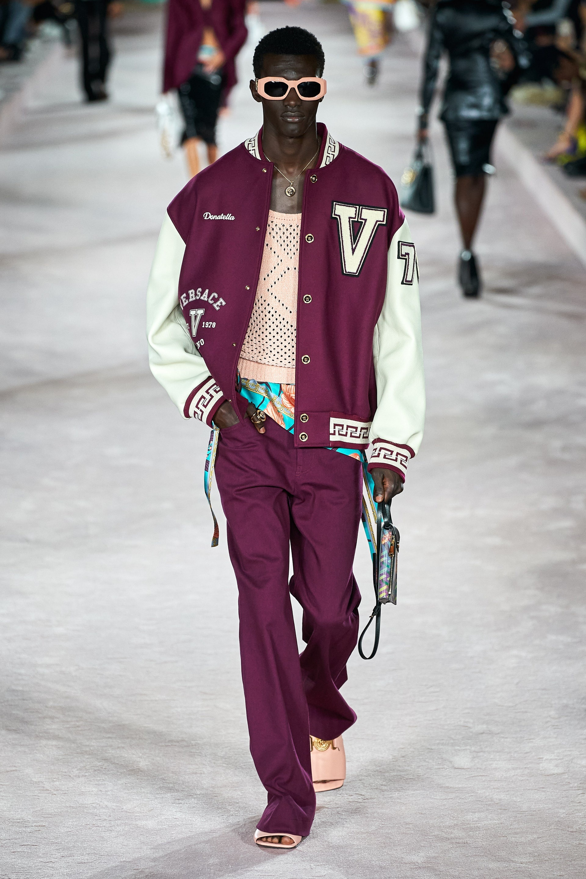 Dua Lipa mở màn show diễn Versace ảnh 16 Dua Lipa mo man show dien Versace anh 16