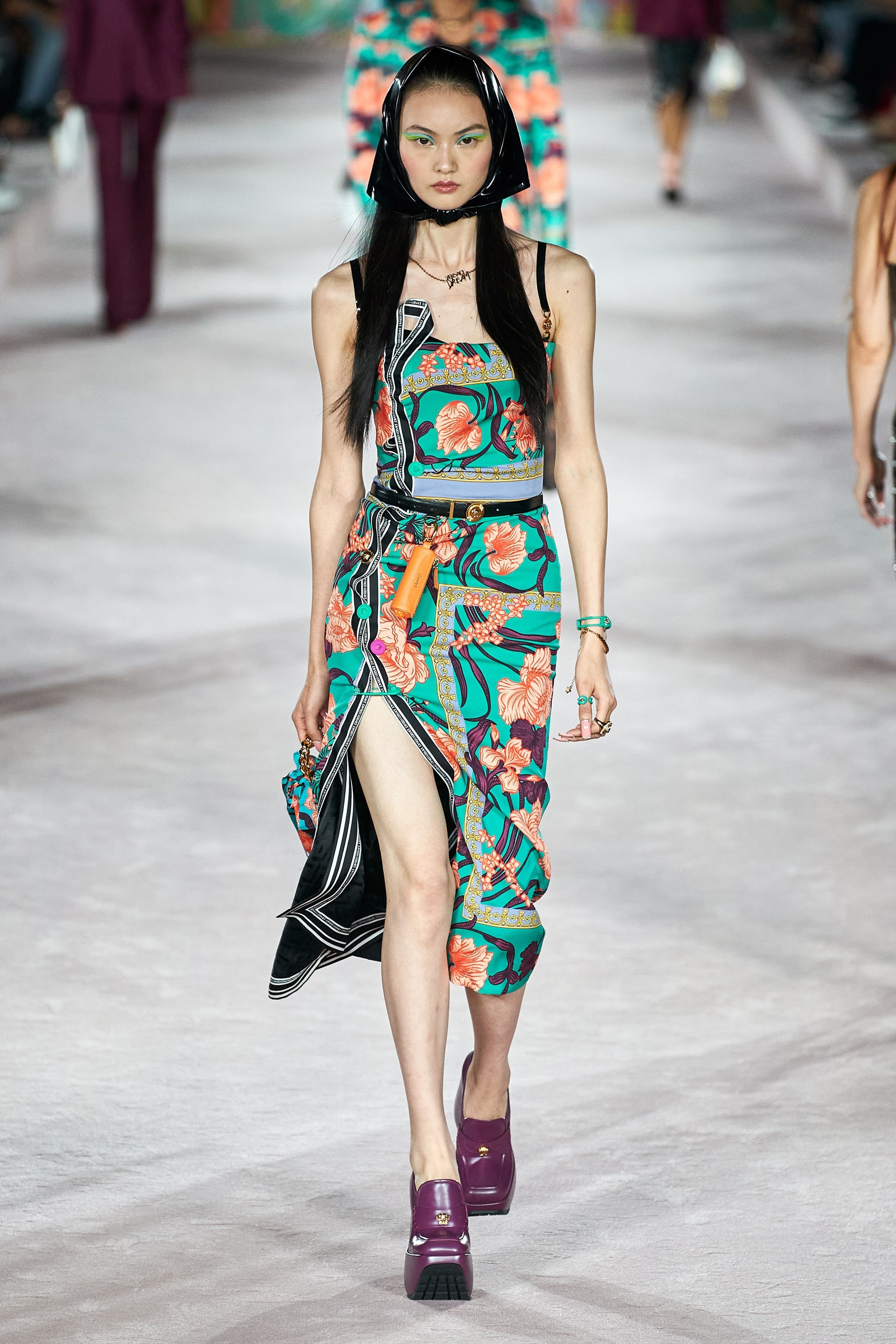 Dua Lipa mở màn show diễn Versace ảnh 13 Dua Lipa mo man show dien Versace anh 13