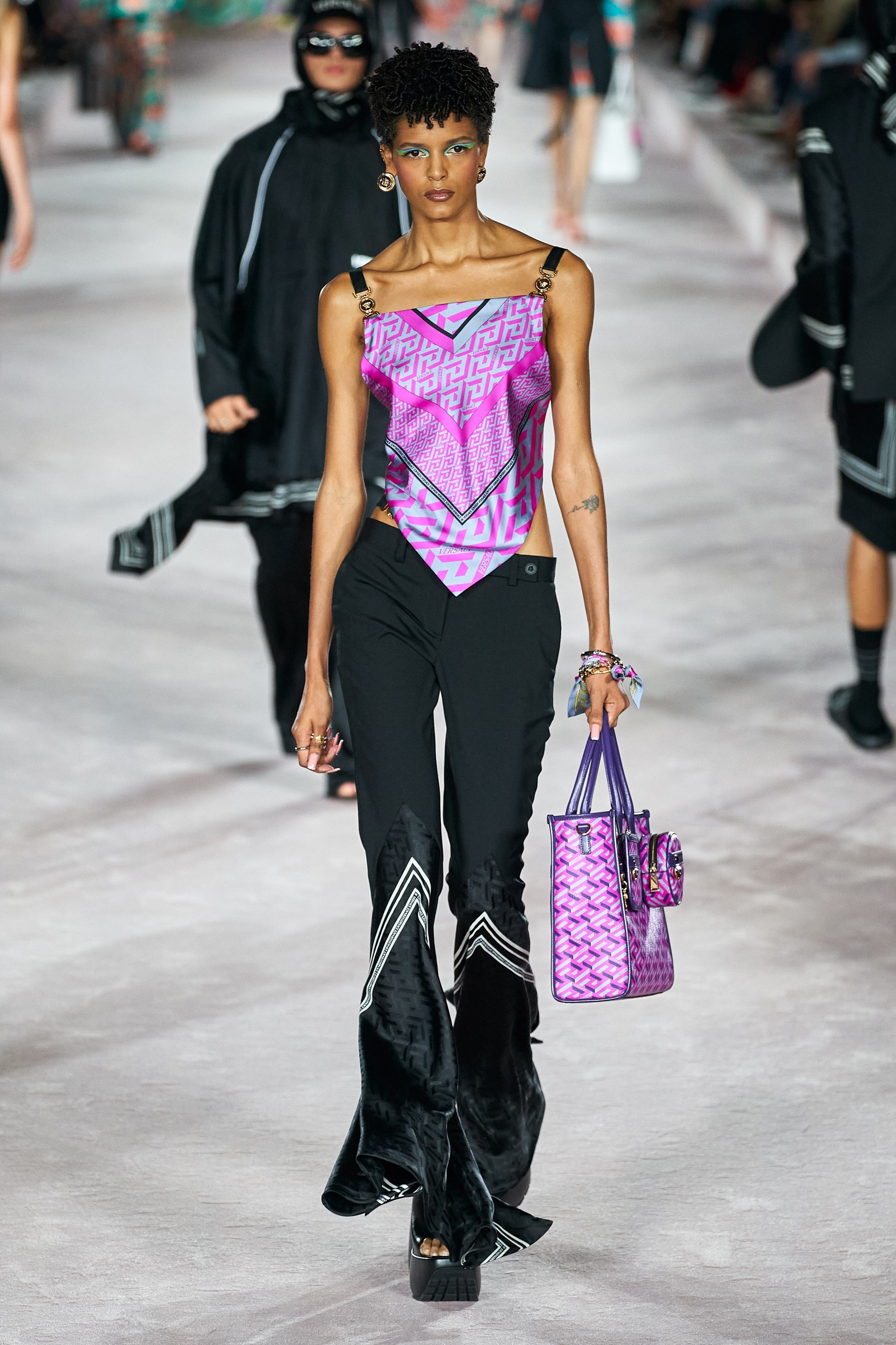 Dua Lipa mở màn show diễn Versace ảnh 10 Dua Lipa mo man show dien Versace anh 10