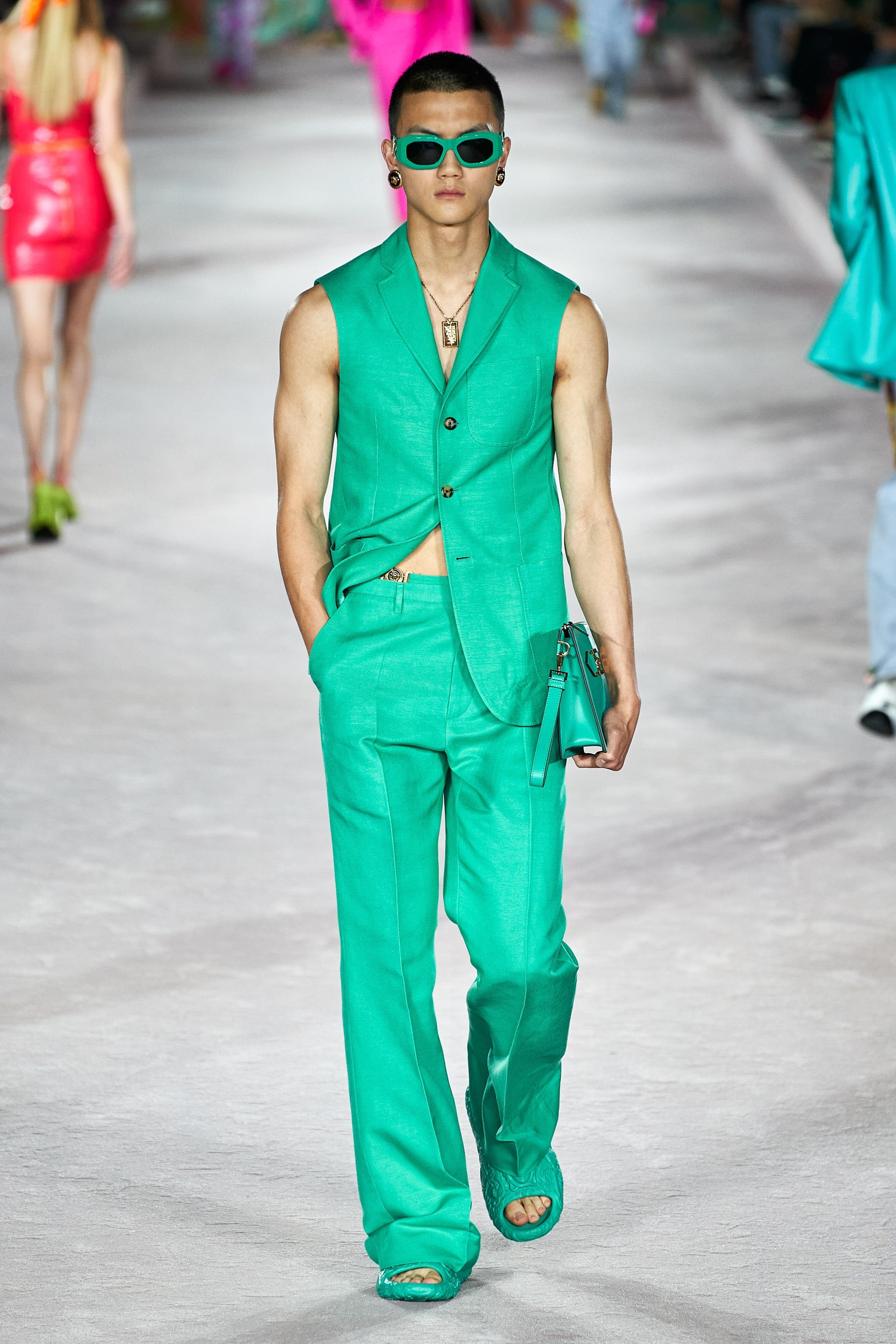 Dua Lipa mở màn show diễn Versace ảnh 8 Dua Lipa mo man show dien Versace anh 8