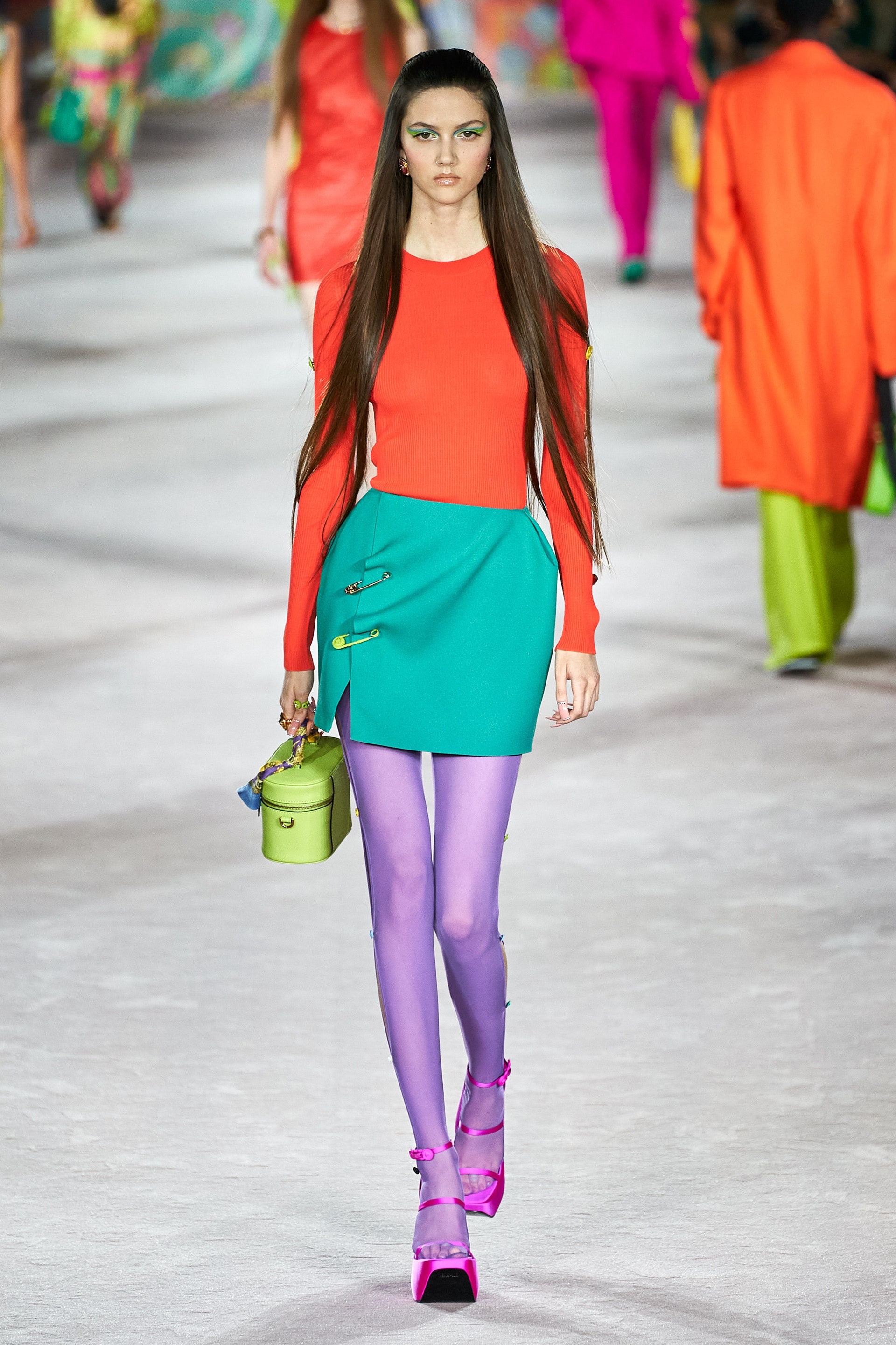 Dua Lipa mở màn show diễn Versace ảnh 7 Dua Lipa mo man show dien Versace anh 7