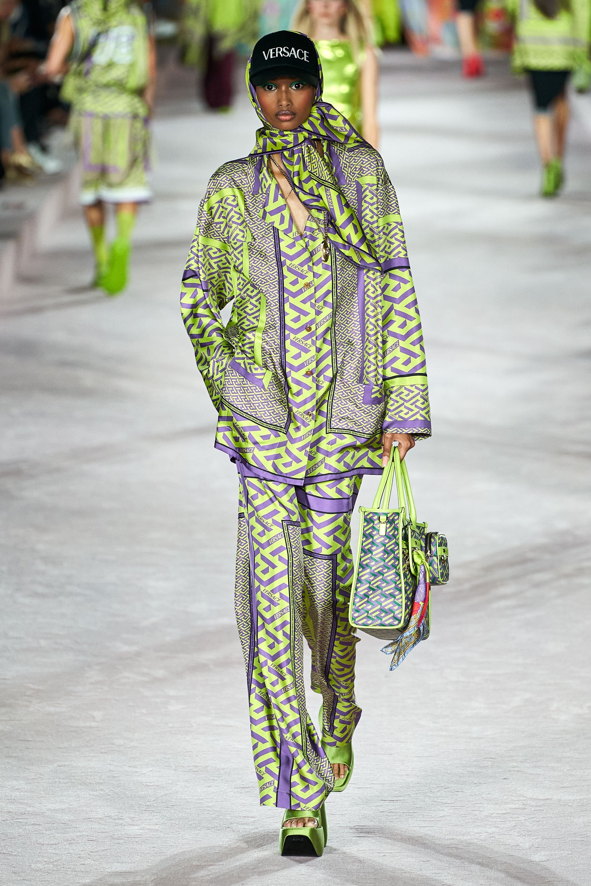 Dua Lipa mở màn show diễn Versace ảnh 12 Dua Lipa mo man show dien Versace anh 12