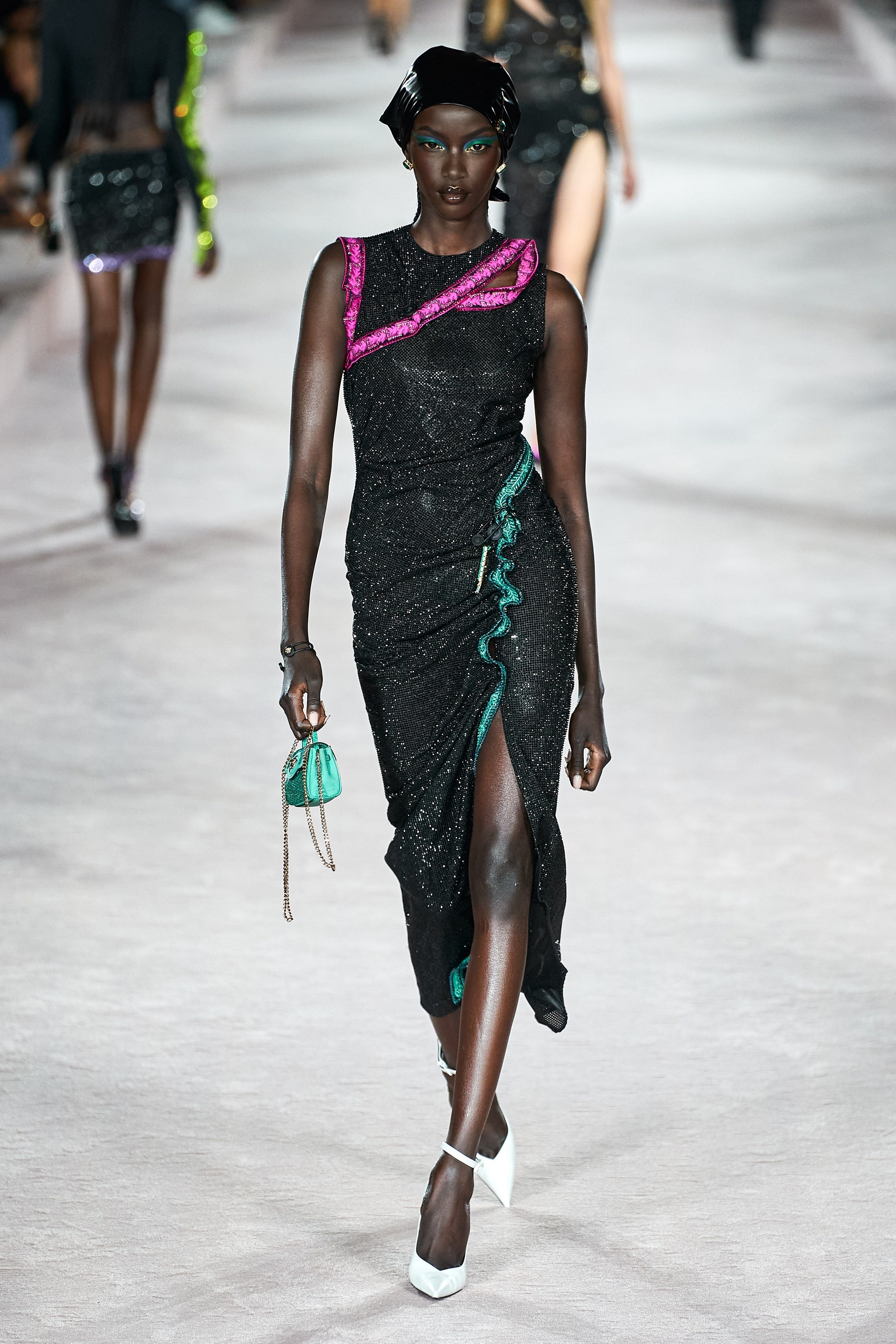 Dua Lipa mở màn show diễn Versace ảnh 5 Dua Lipa mo man show dien Versace anh 5