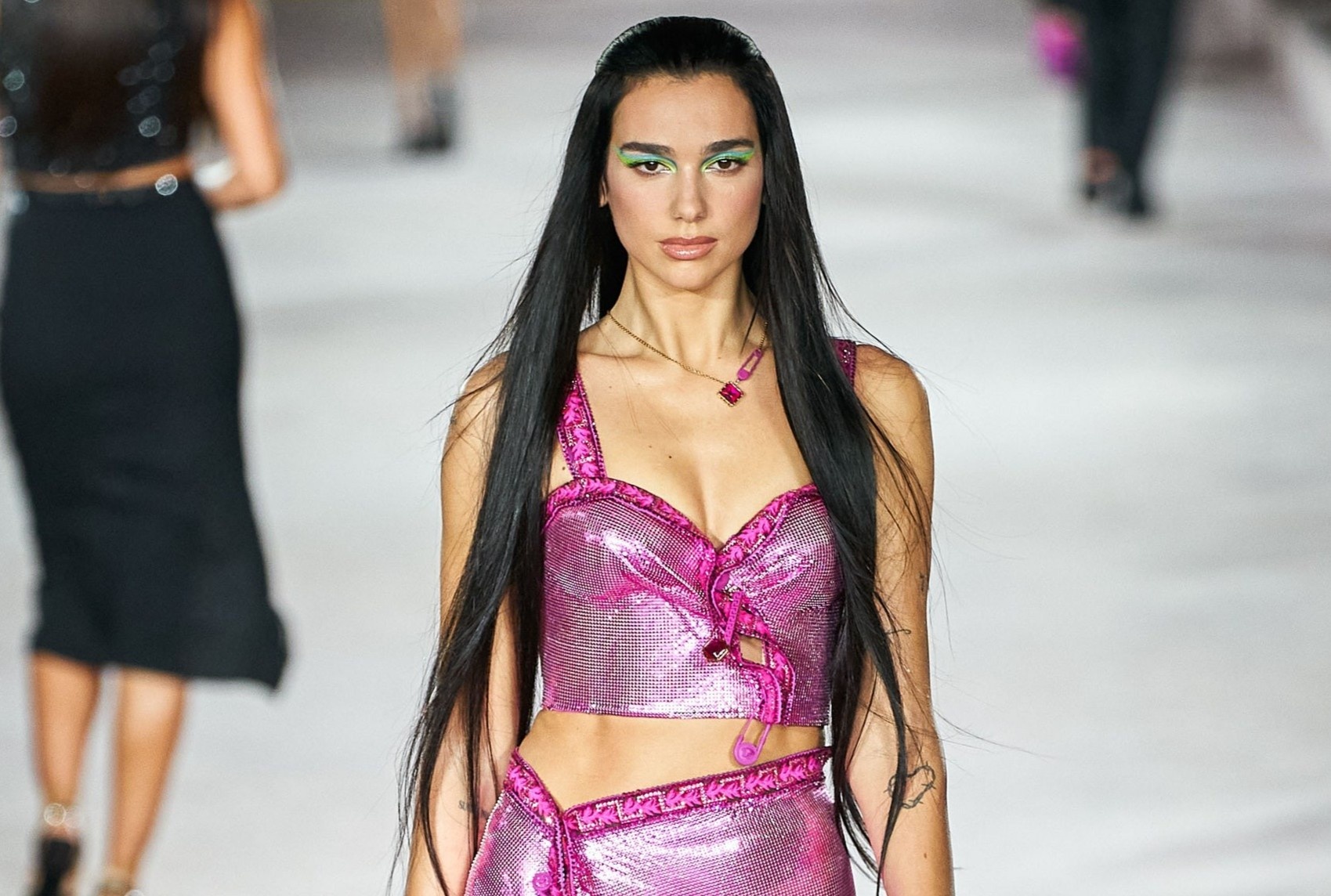 Dua Lipa mo man show dien Versace hinh anh