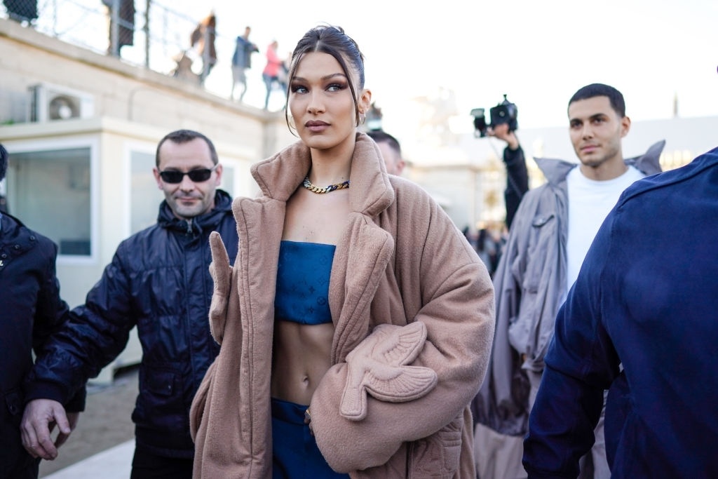 10 lần Bella Hadid mang thời trang năm 2000 trở lại ảnh 5 10 lan Bella Hadid mang thoi trang nam 2000 tro lai anh 5