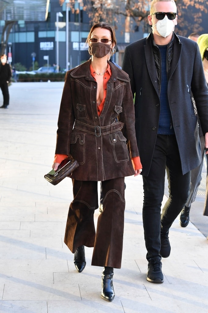 10 lần Bella Hadid mang thời trang năm 2000 trở lại ảnh 7 10 lan Bella Hadid mang thoi trang nam 2000 tro lai anh 7