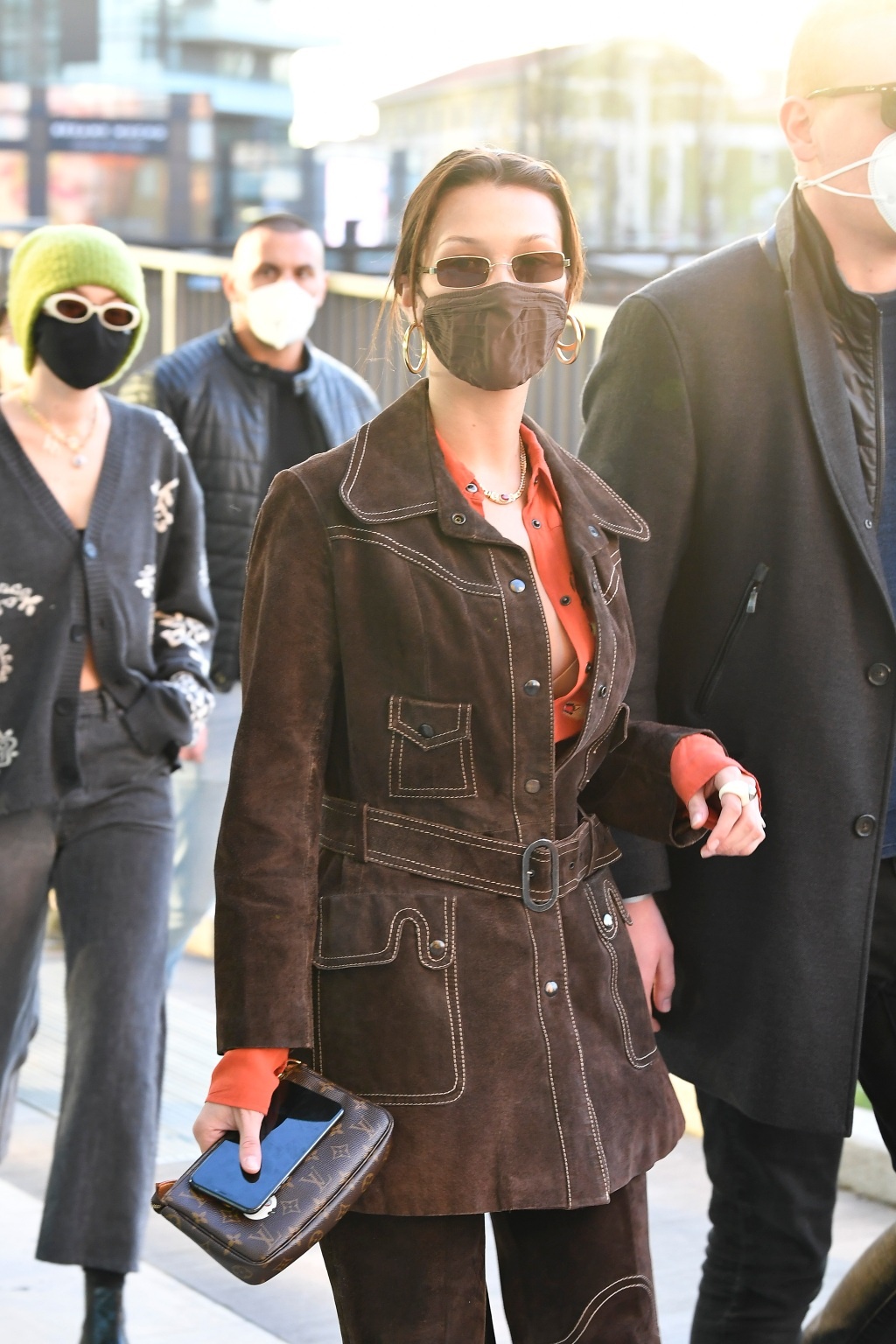 10 lần Bella Hadid mang thời trang năm 2000 trở lại ảnh 8 10 lan Bella Hadid mang thoi trang nam 2000 tro lai anh 8