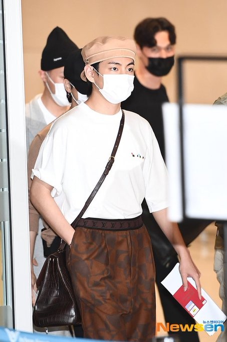 thời trang sân bay của nhóm BTS ảnh 2 thoi trang san bay cua nhom BTS anh 2