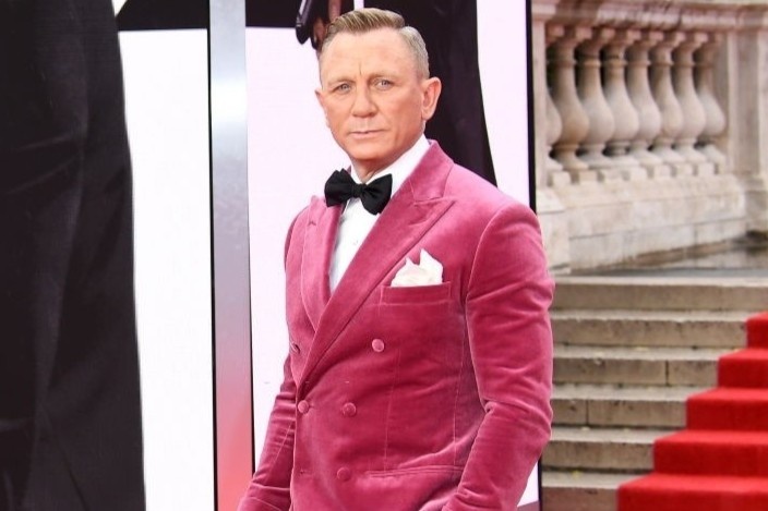 Daniel Craig va nhieu sao nam chuong mac suit hong hinh anh