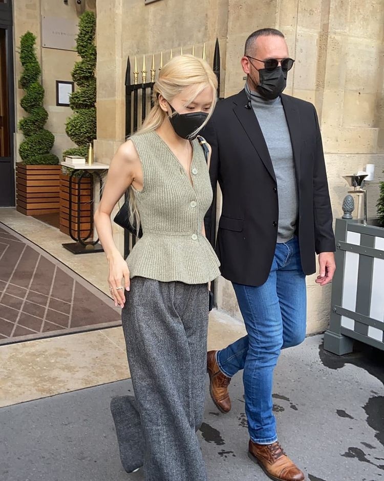 lisa sang Phap anh 24