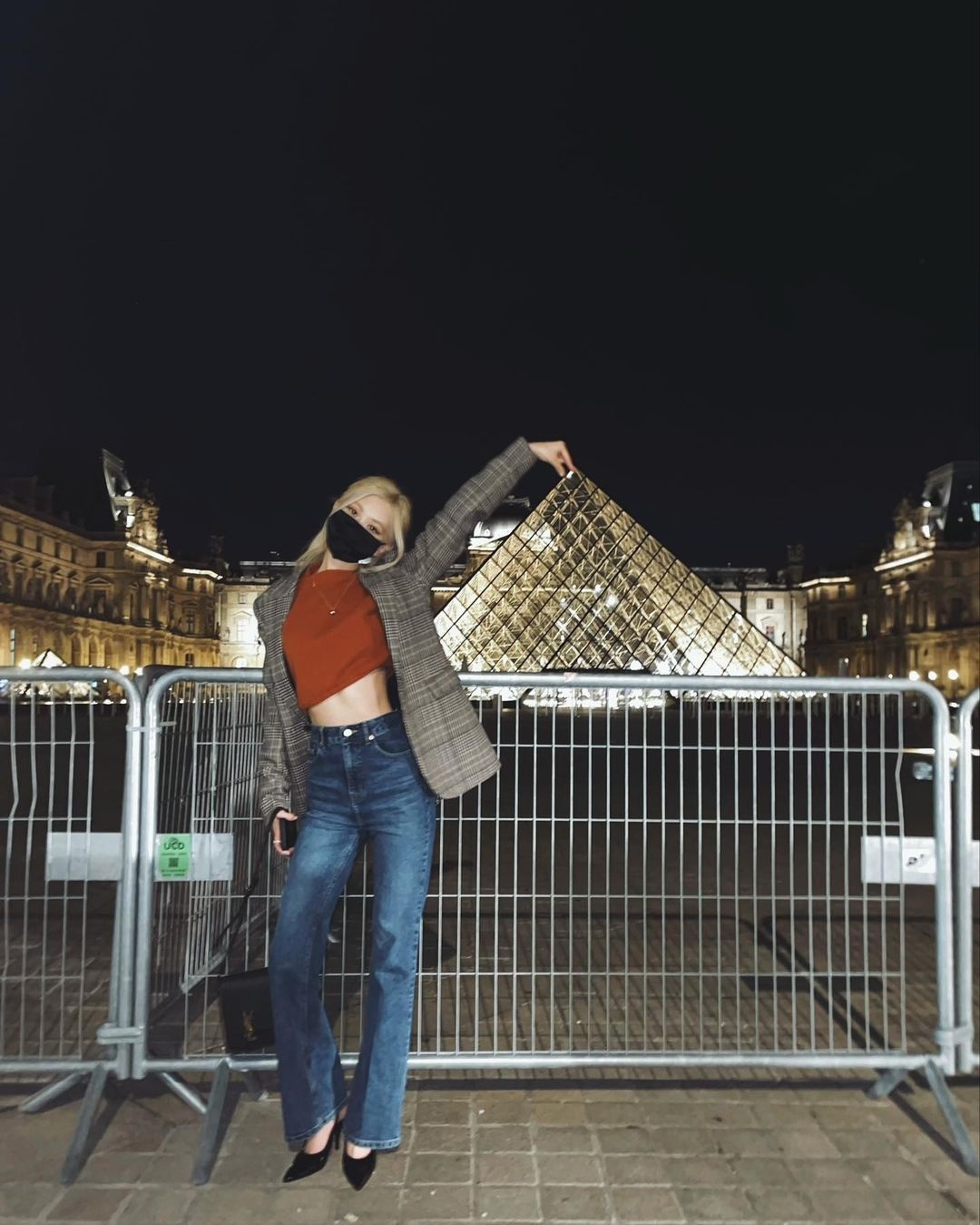 lisa sang Phap anh 22