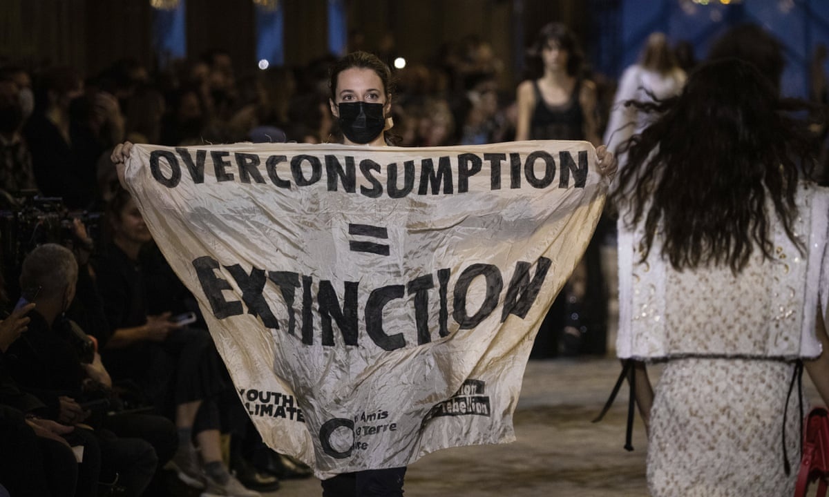 bieu tinh tai show dien LV anh 1