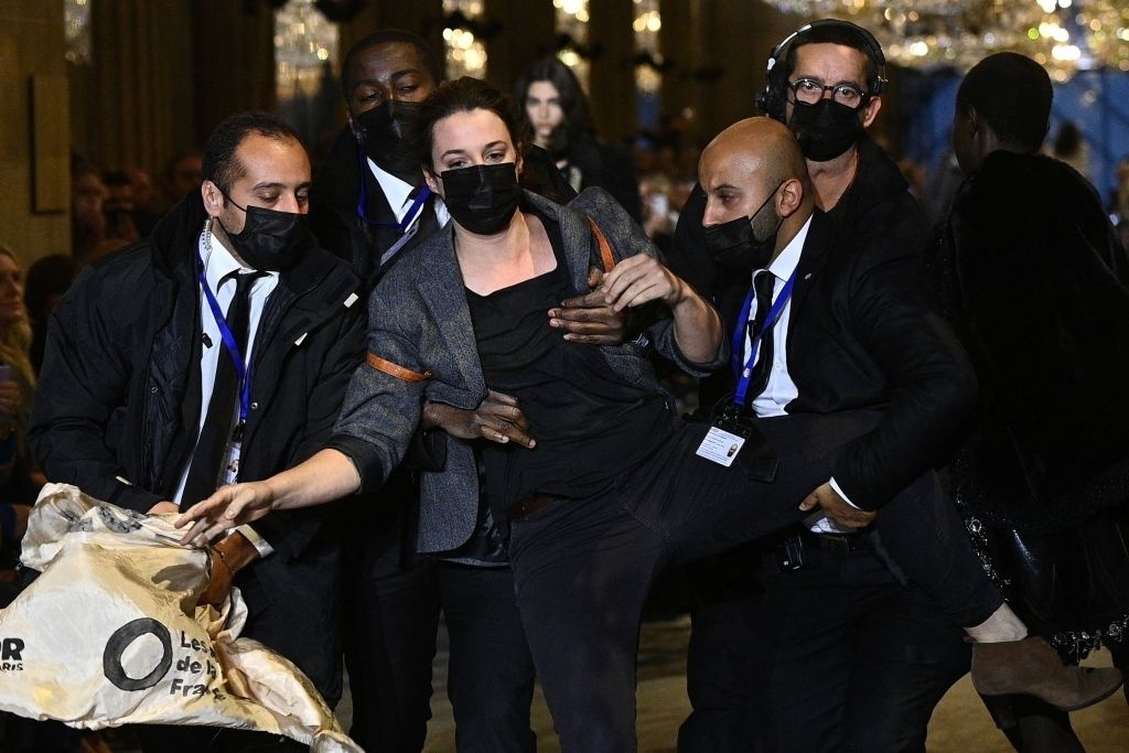 bieu tinh tai show dien LV anh 7