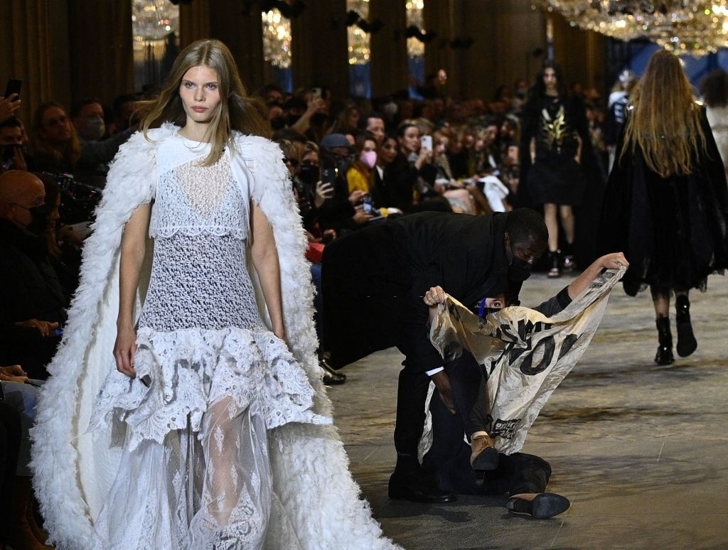 Bieu tinh tai show dien Louis Vuitton hinh anh