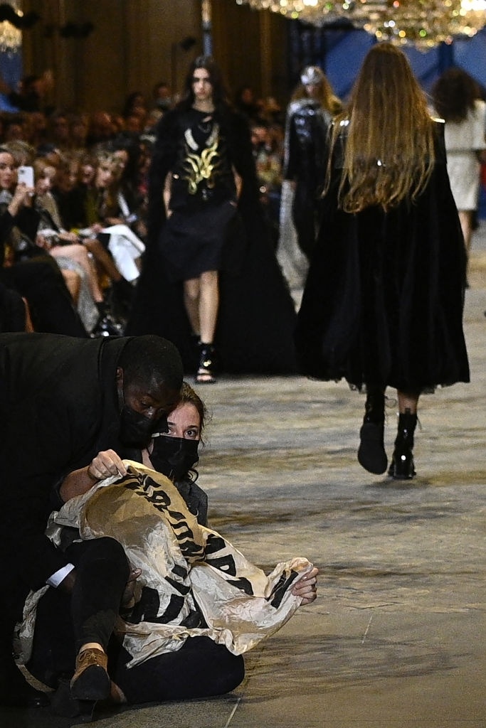 bieu tinh tai show dien LV anh 6