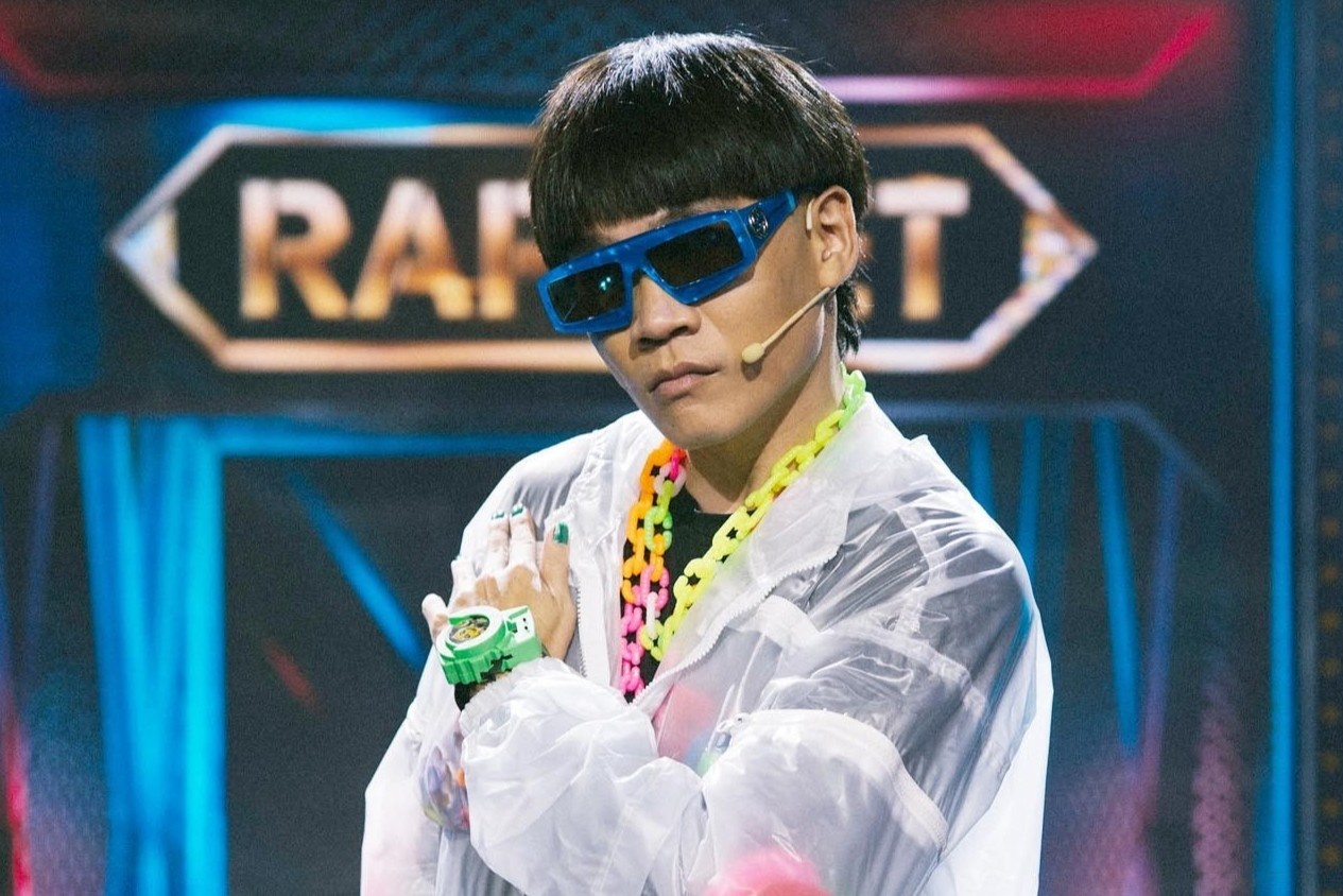 Wowy va trang phuc duoc  vi nhu do bao ho o Rap Viet hinh anh