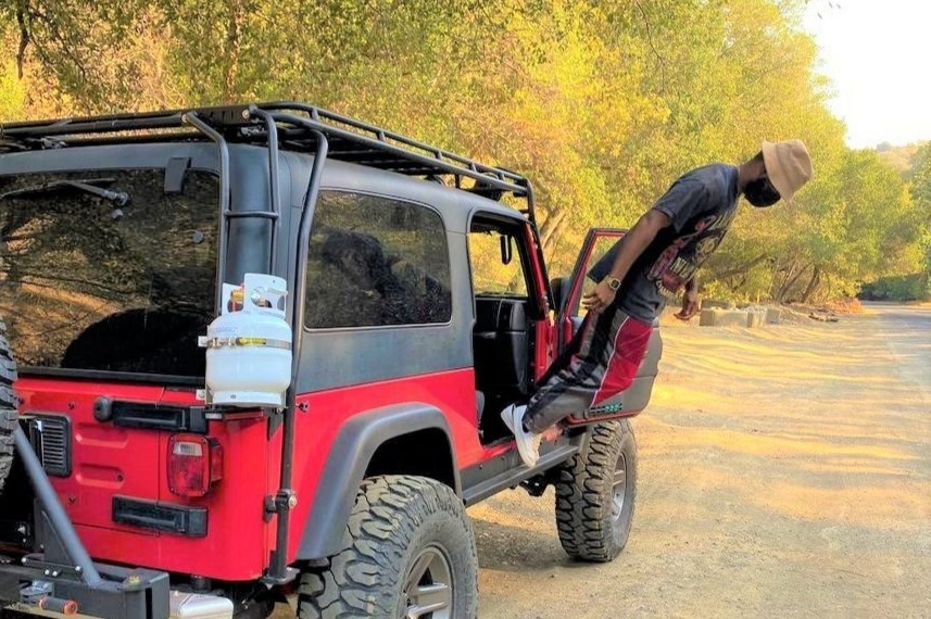 Xu huong tao dang nghieng khoe trang phuc hinh anh