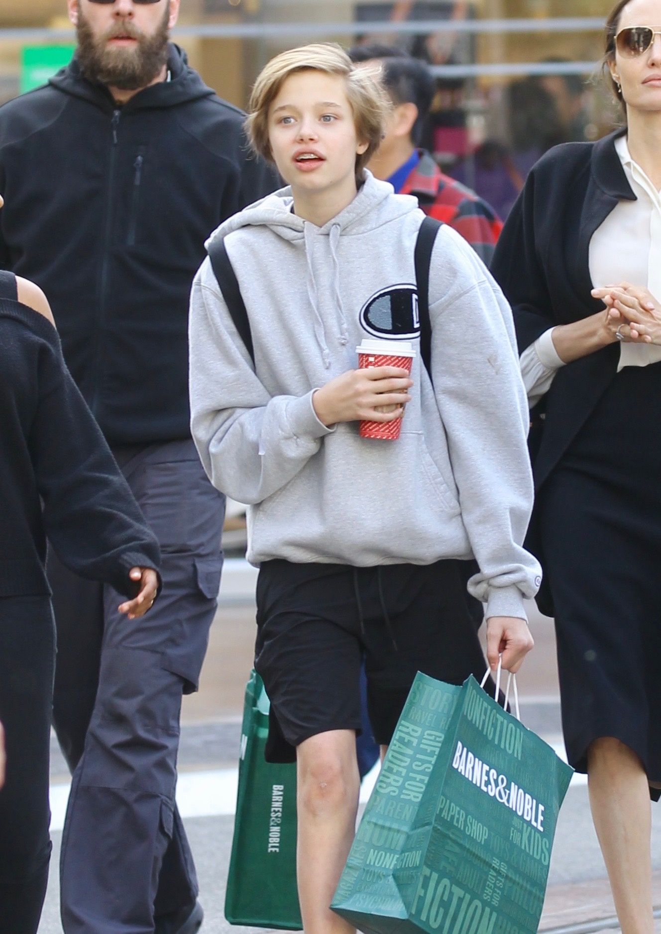 Su lot xac tren tham do cua con gai Angelina Jolie anh 12