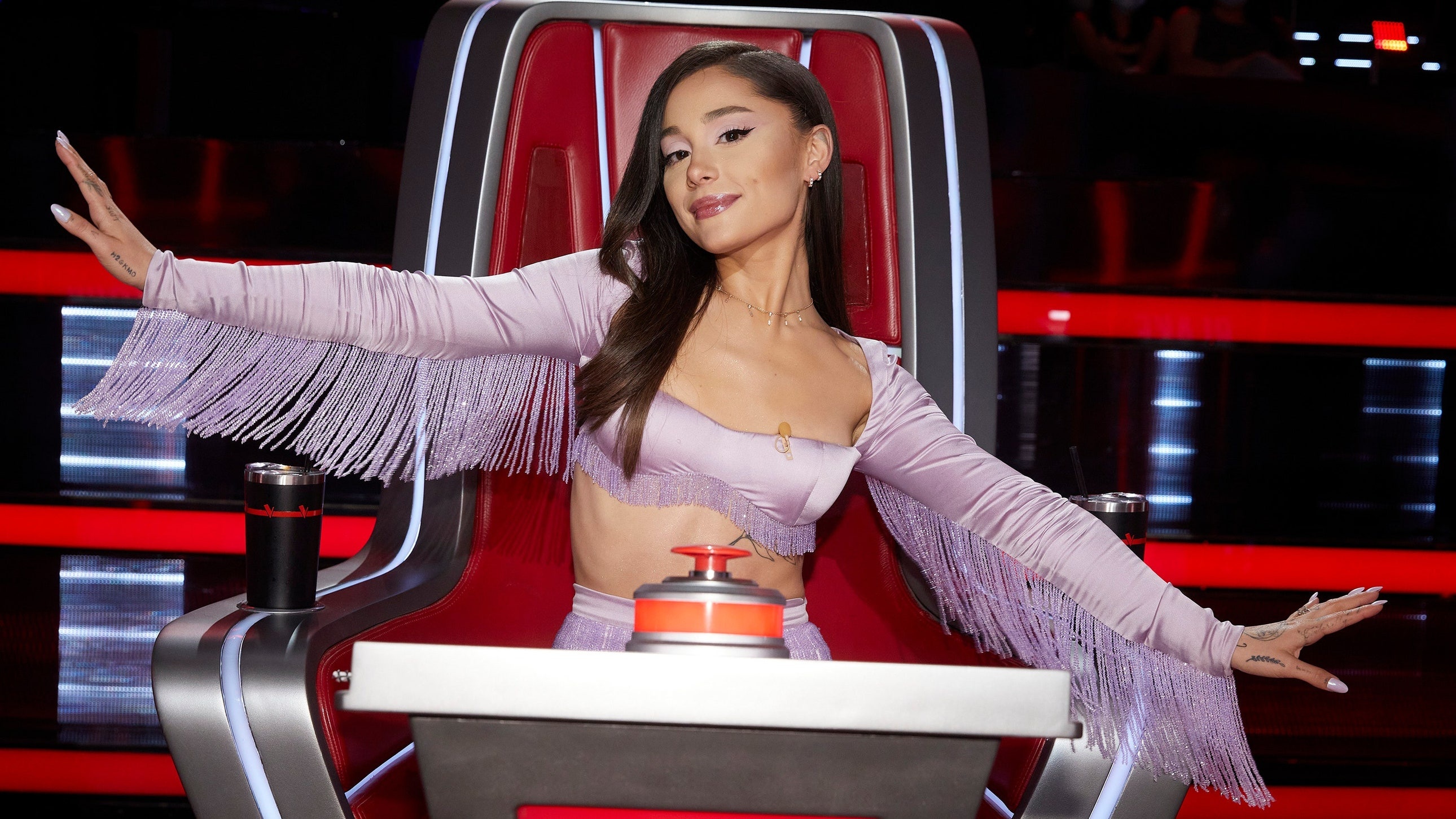 Ariana Grande bien The Voice thanh san dien thoi trang hinh anh