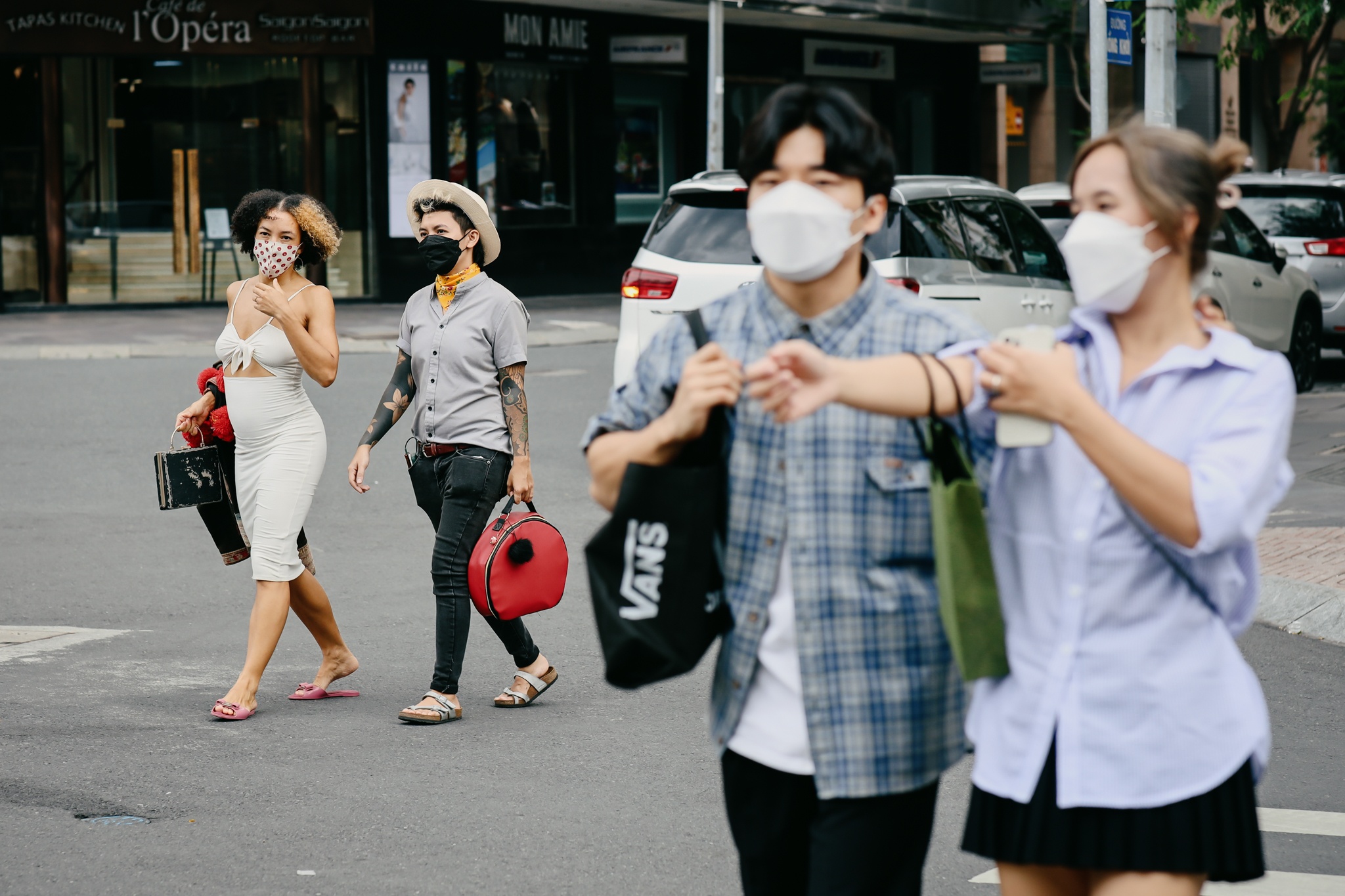 gu thoi trang cua gioi tre TPHCM sau gian cach anh 1