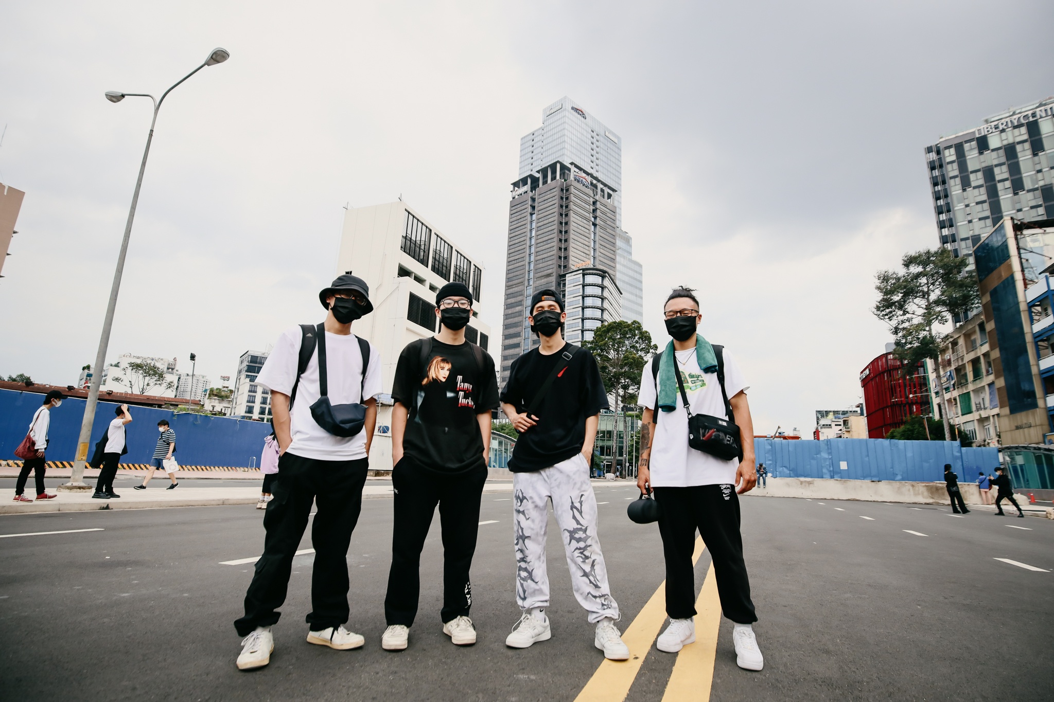 gu thoi trang cua gioi tre TPHCM sau gian cach anh 8