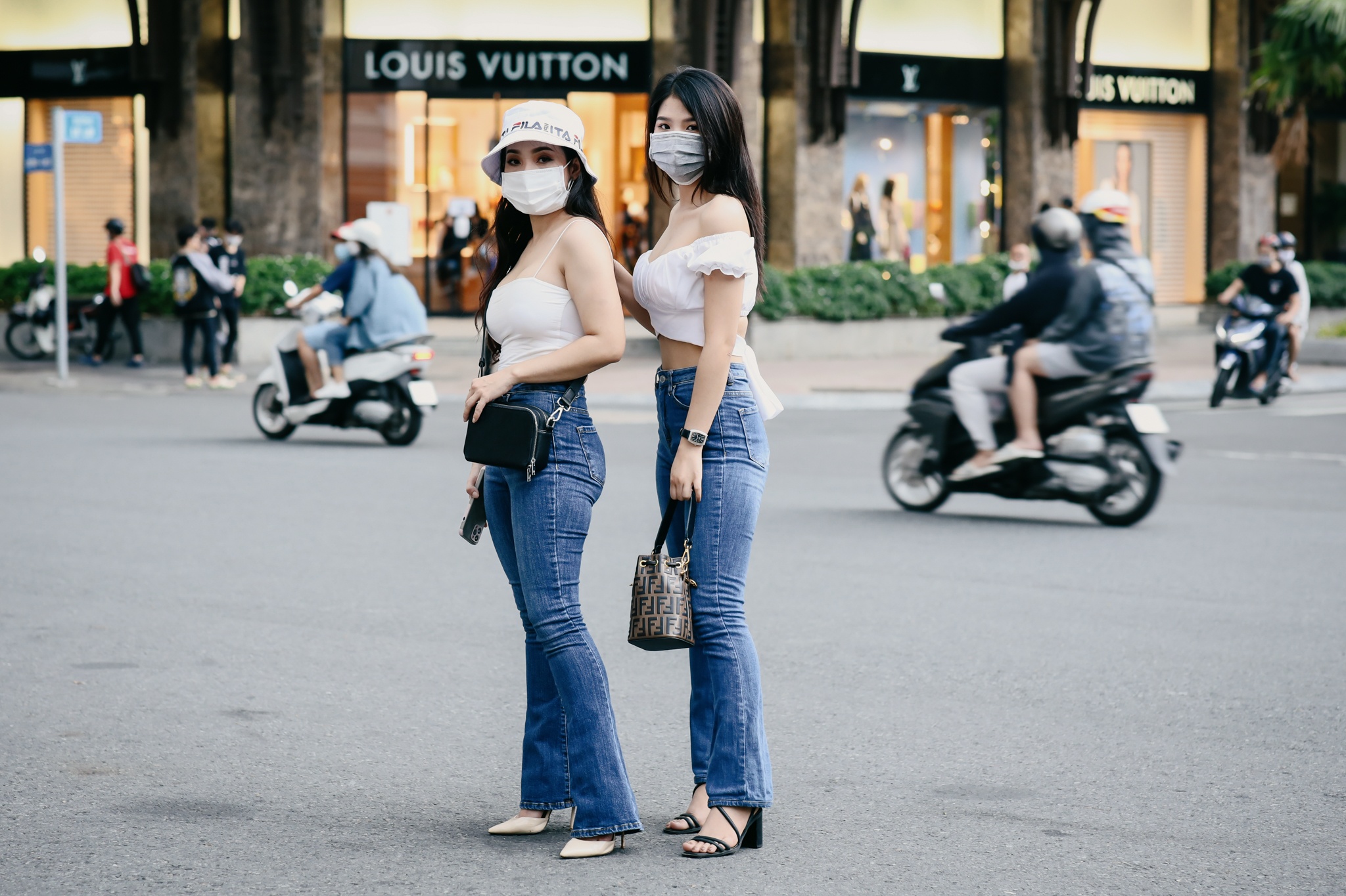 gu thoi trang cua gioi tre TPHCM sau gian cach anh 12