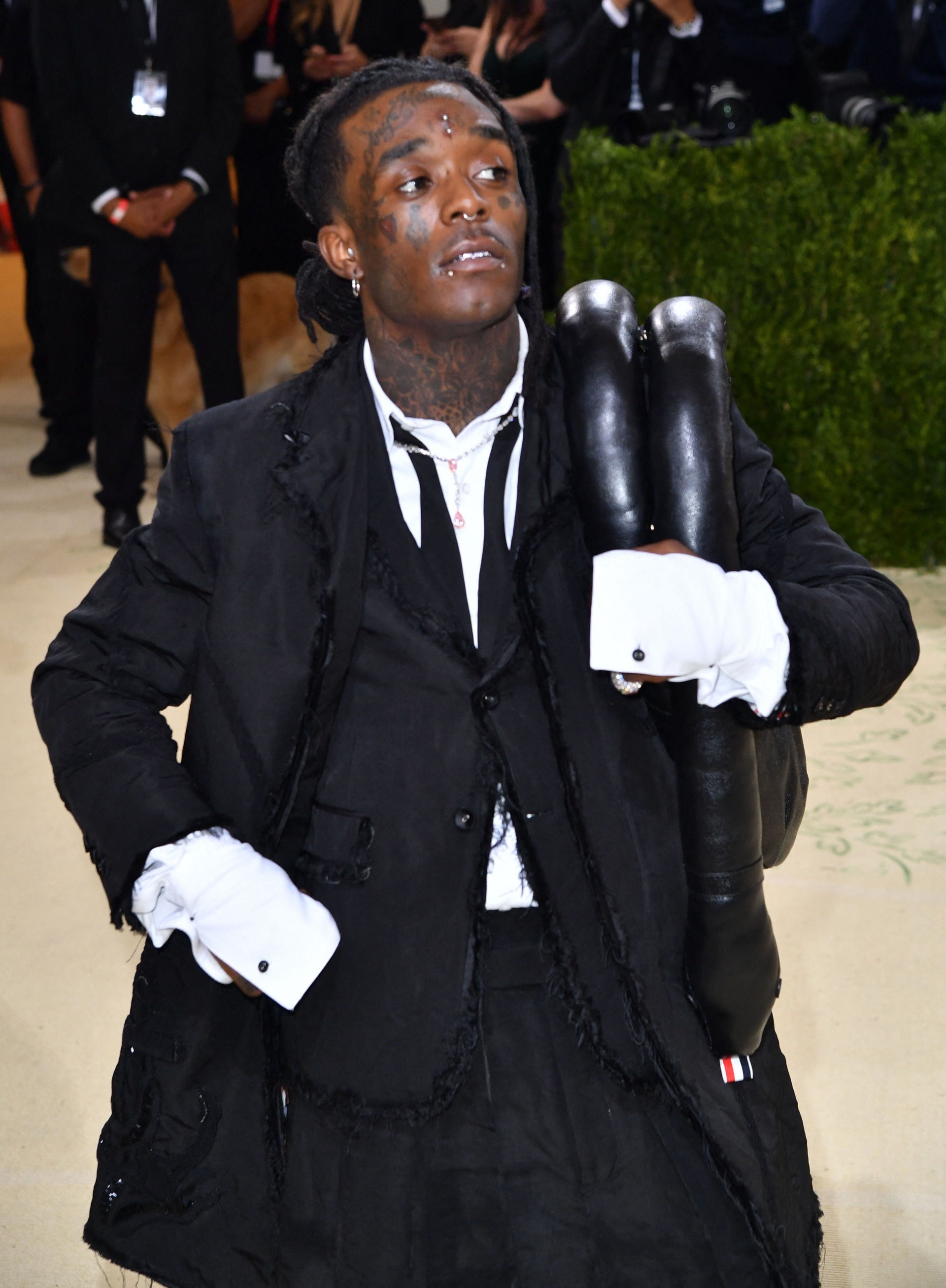 Mot phoi no,  vong ngoc trai voi suit anh 6