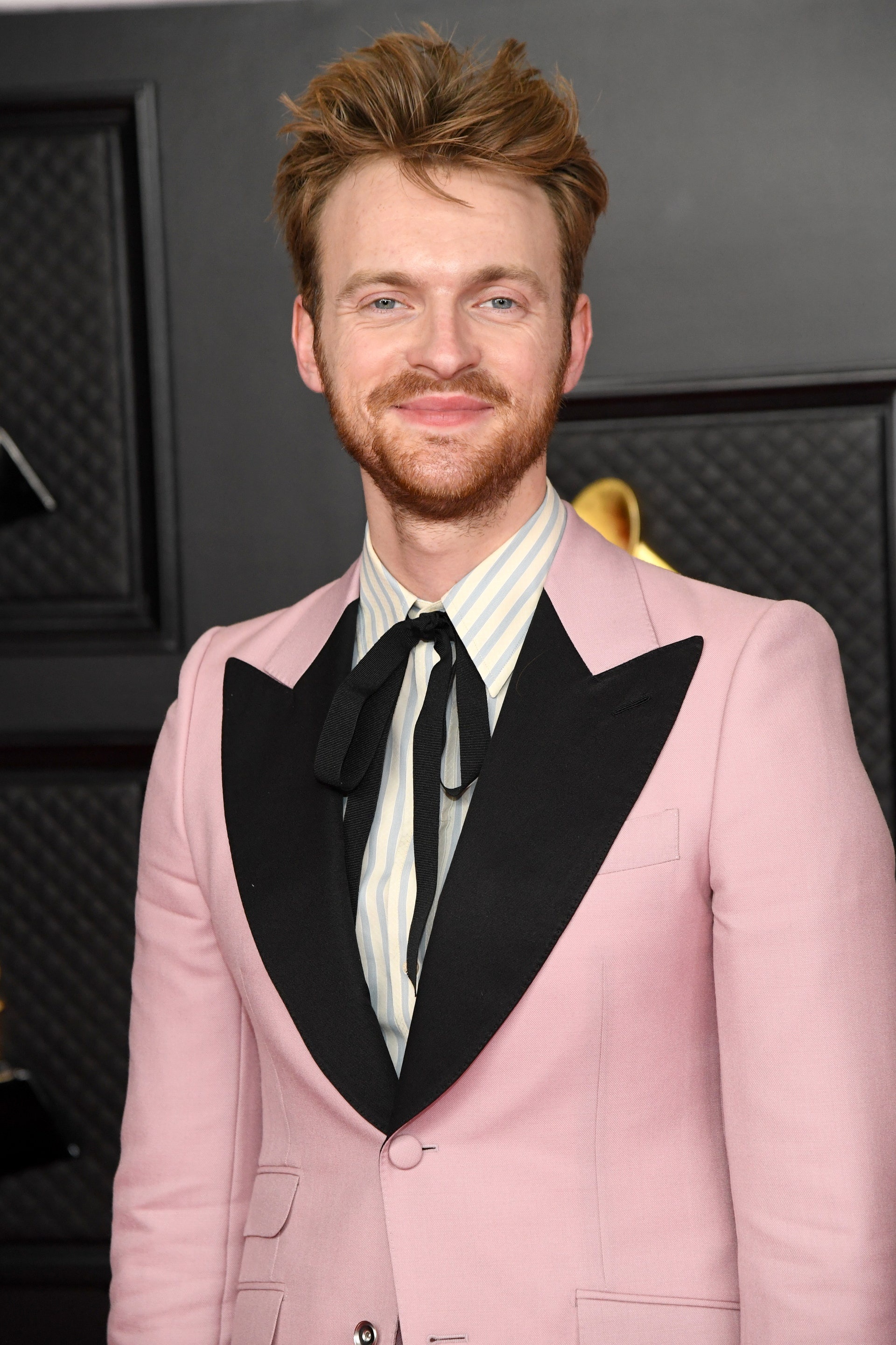 Mot phoi no,  vong ngoc trai voi suit anh 11