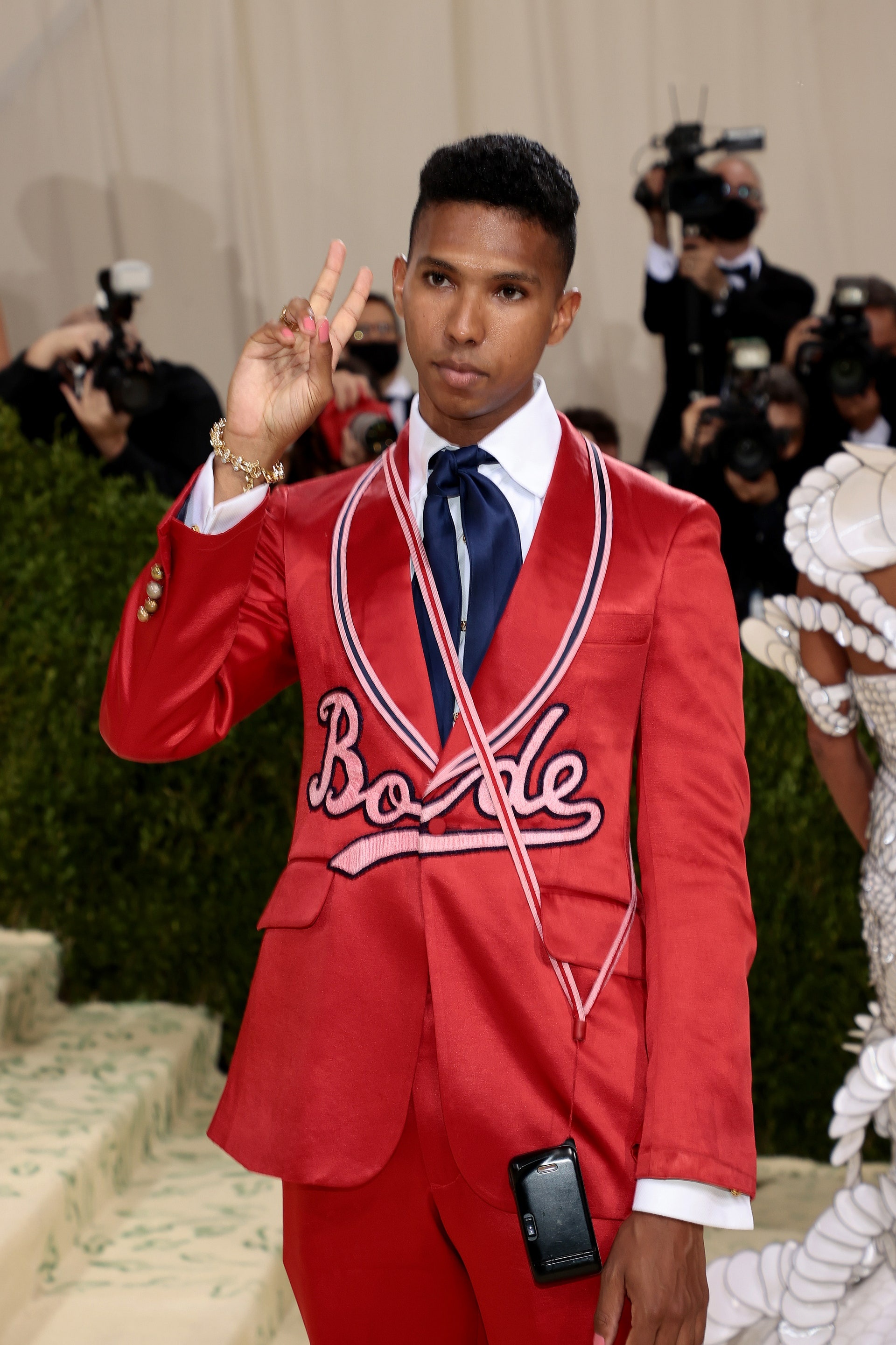 Mot phoi no,  vong ngoc trai voi suit anh 12