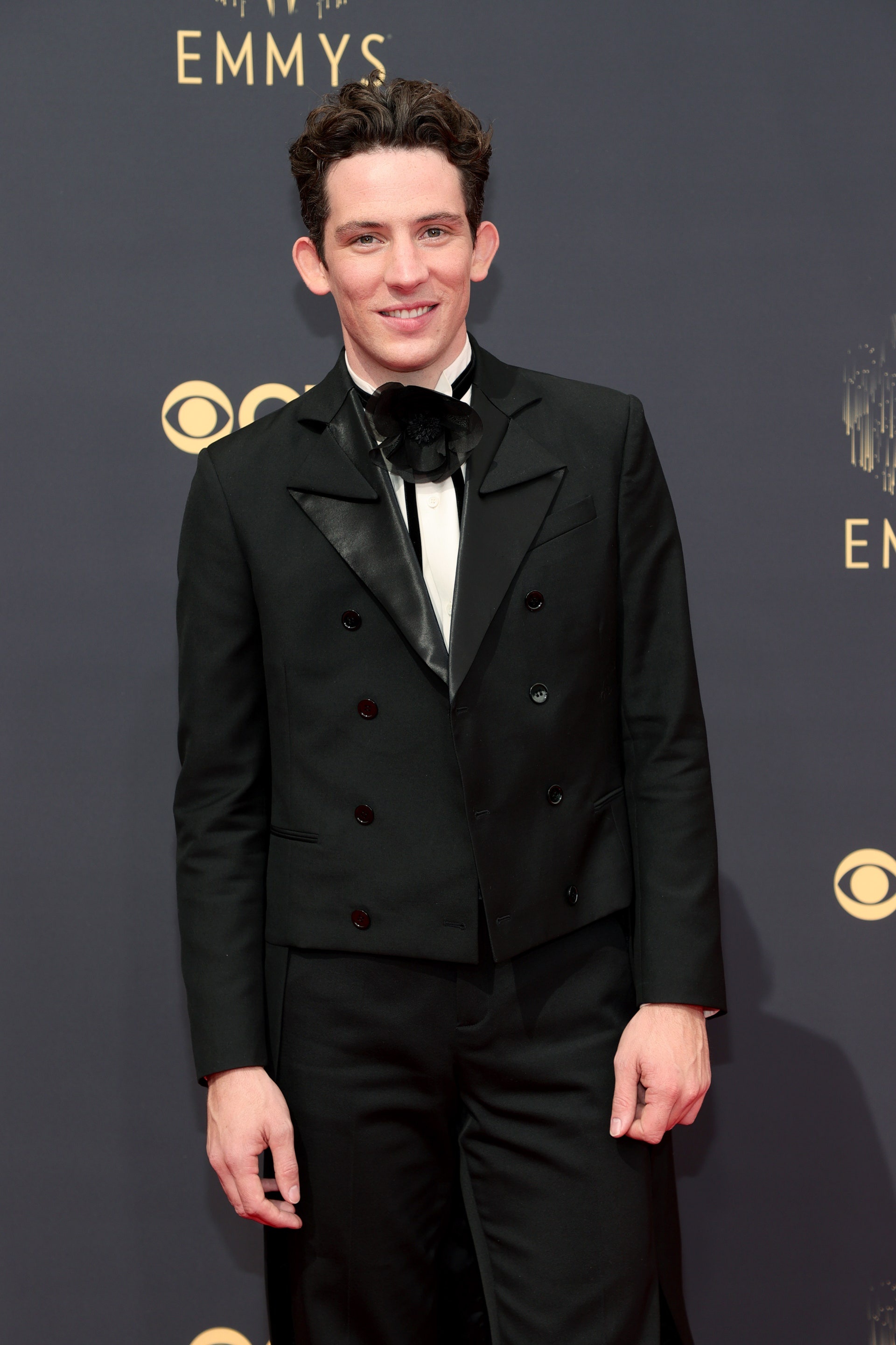 Mot phoi no,  vong ngoc trai voi suit anh 10