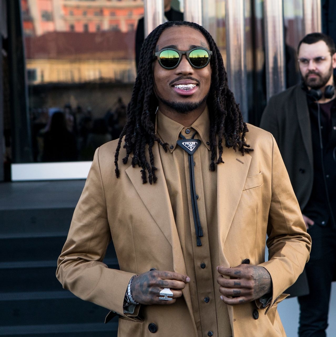 Mot phoi no,  vong ngoc trai voi suit anh 7