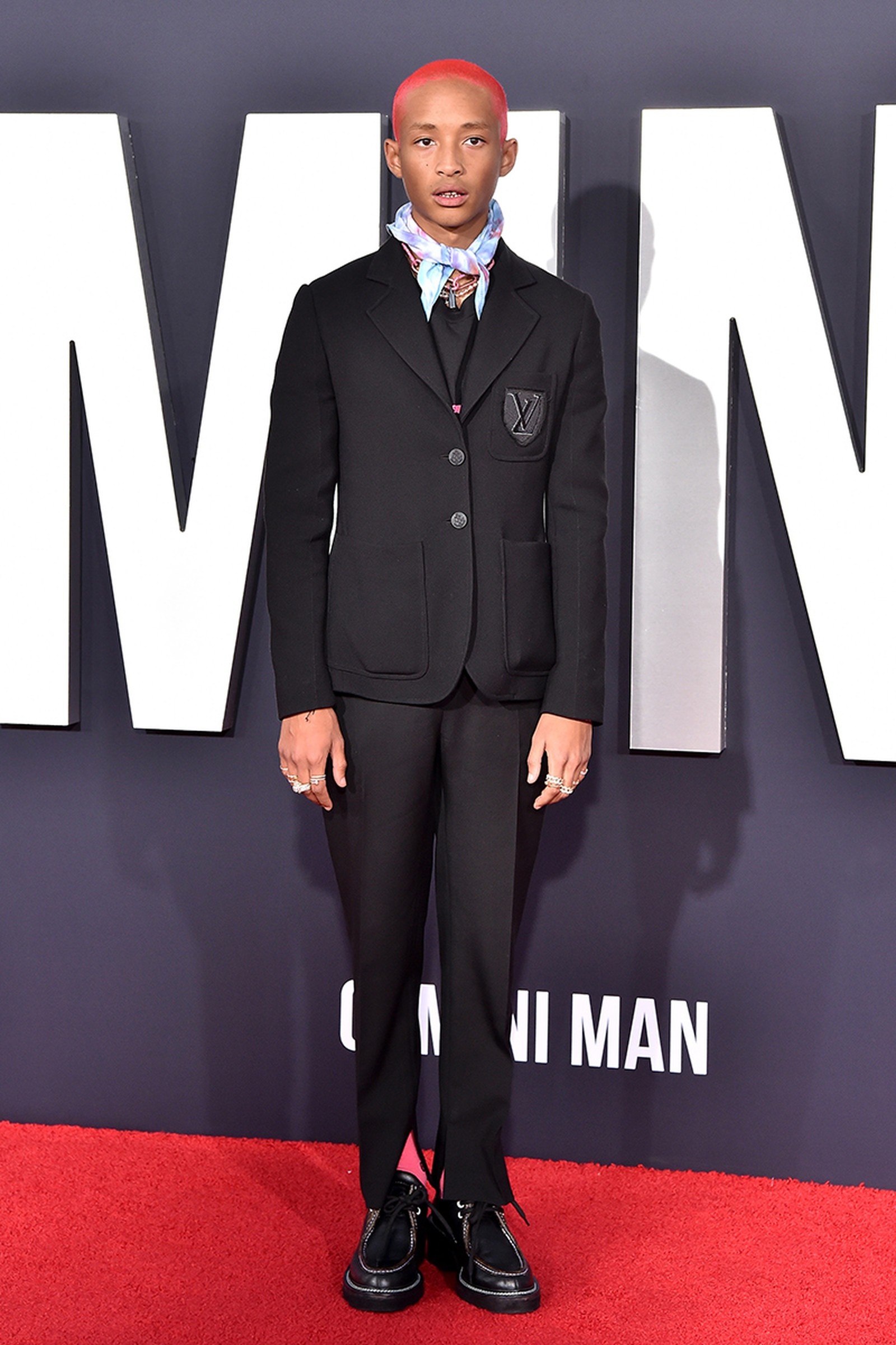 Mot phoi no,  vong ngoc trai voi suit anh 5