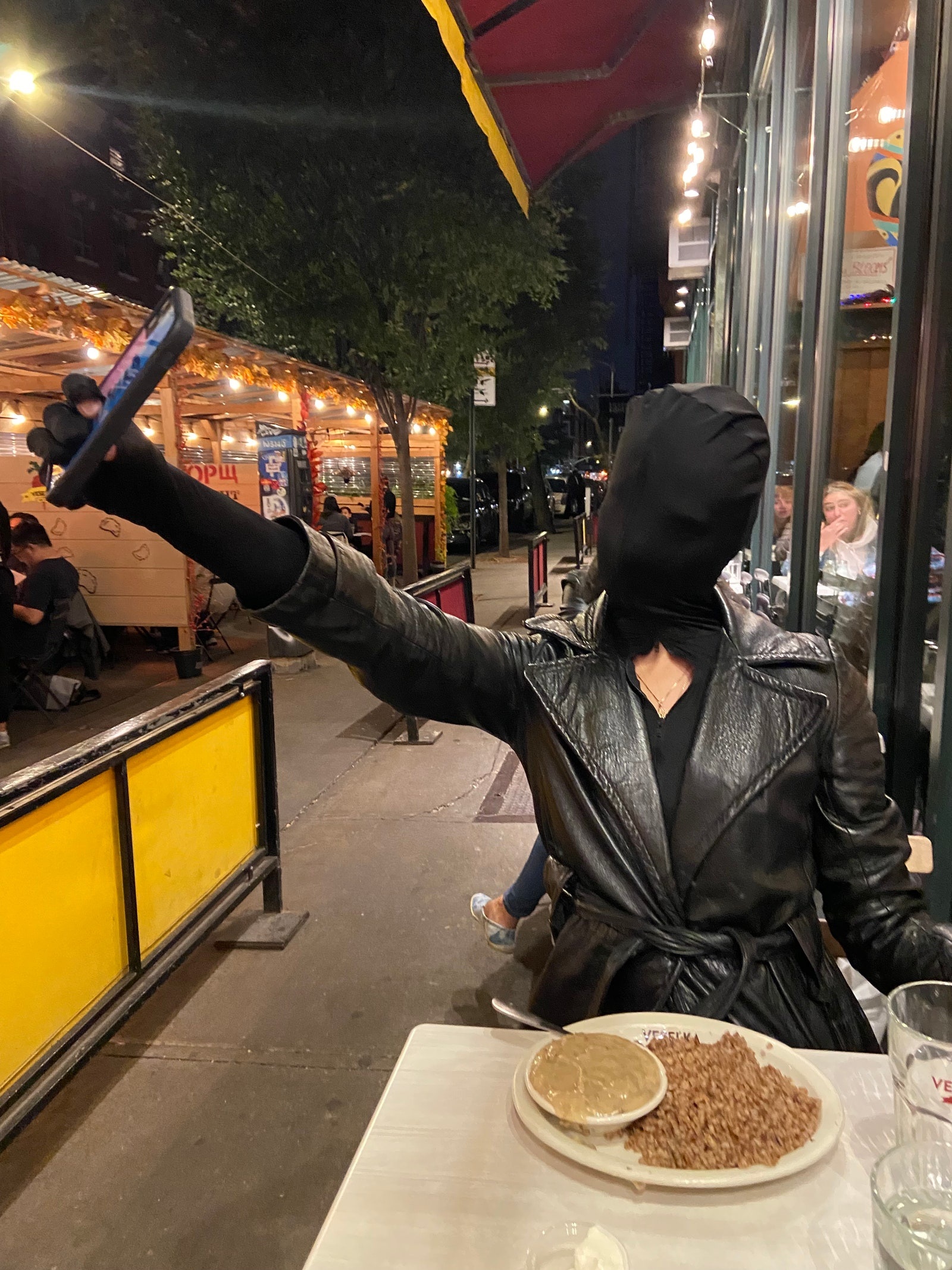 mac do che kin toan than giong Kim Kardashian anh 4