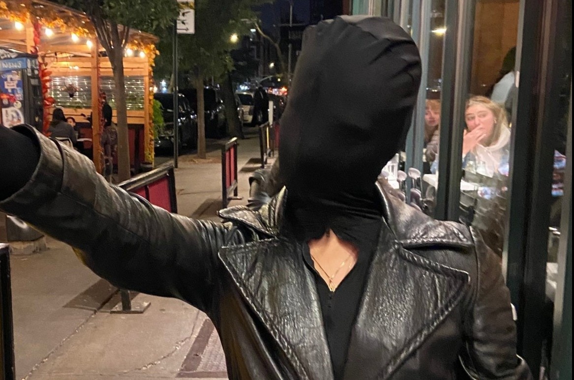 Mac do trum kin nguoi nhu Kim Kardashian di choi Halloween hinh anh