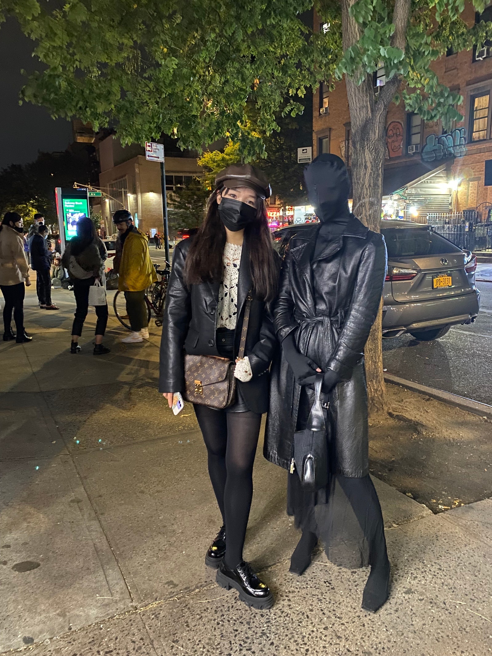 mac do che kin toan than giong Kim Kardashian anh 2