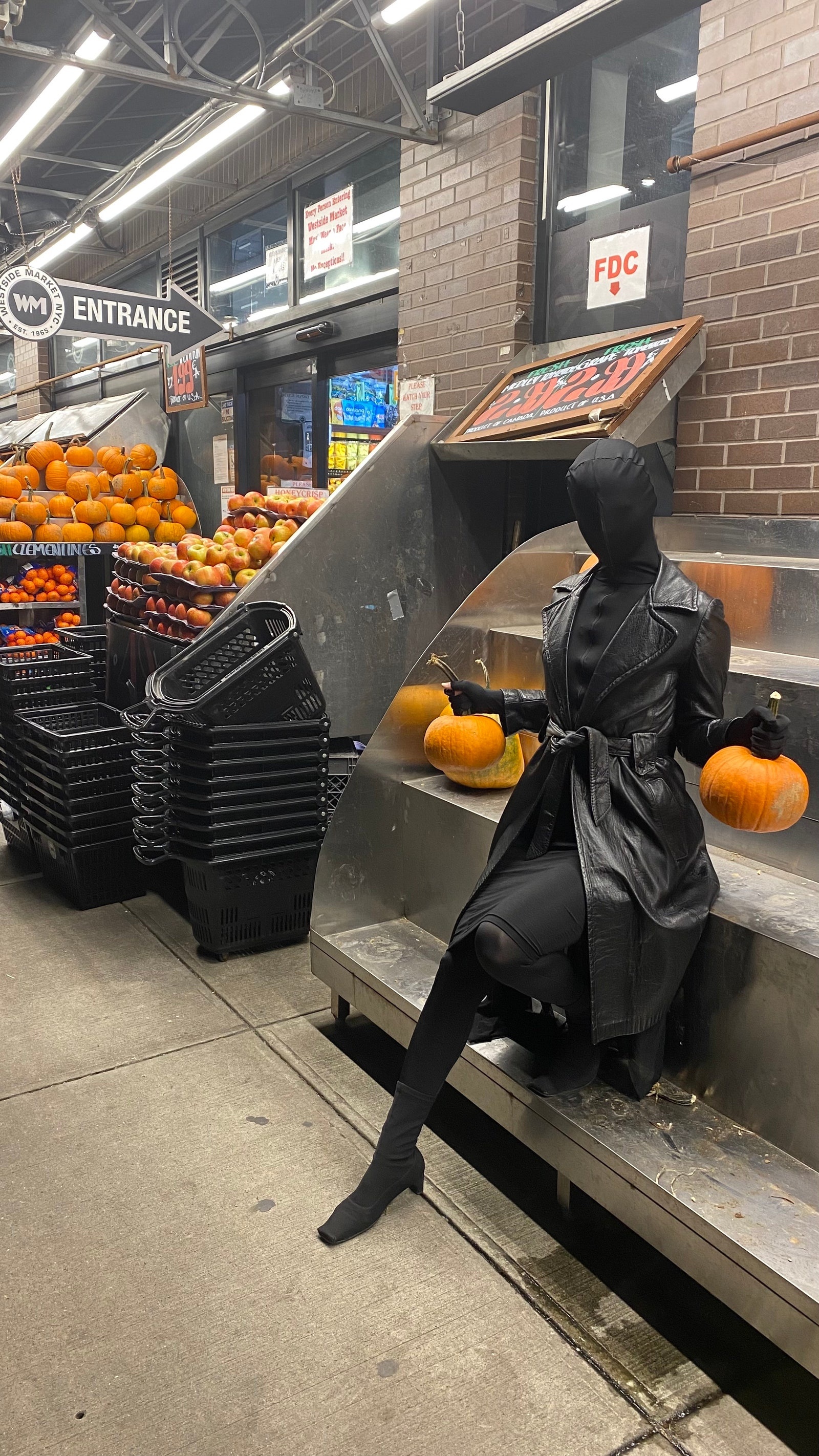 mac do che kin toan than giong Kim Kardashian anh 3