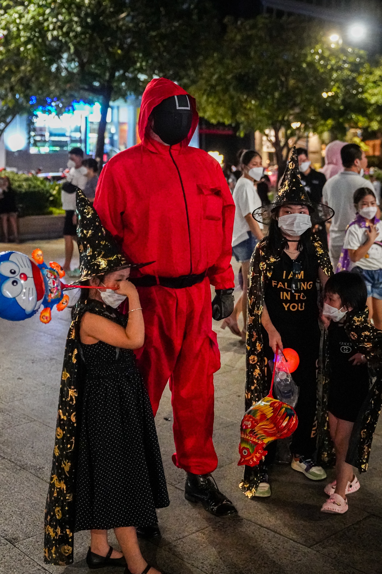 Giới trẻ TP.HCM hóa trang thành nhân vật 'Squid Game' chơi Halloween ảnh 2 Gioi tre TP.HCM hoa trang thanh nhan vat 'Squid Game' choi Halloween anh 2