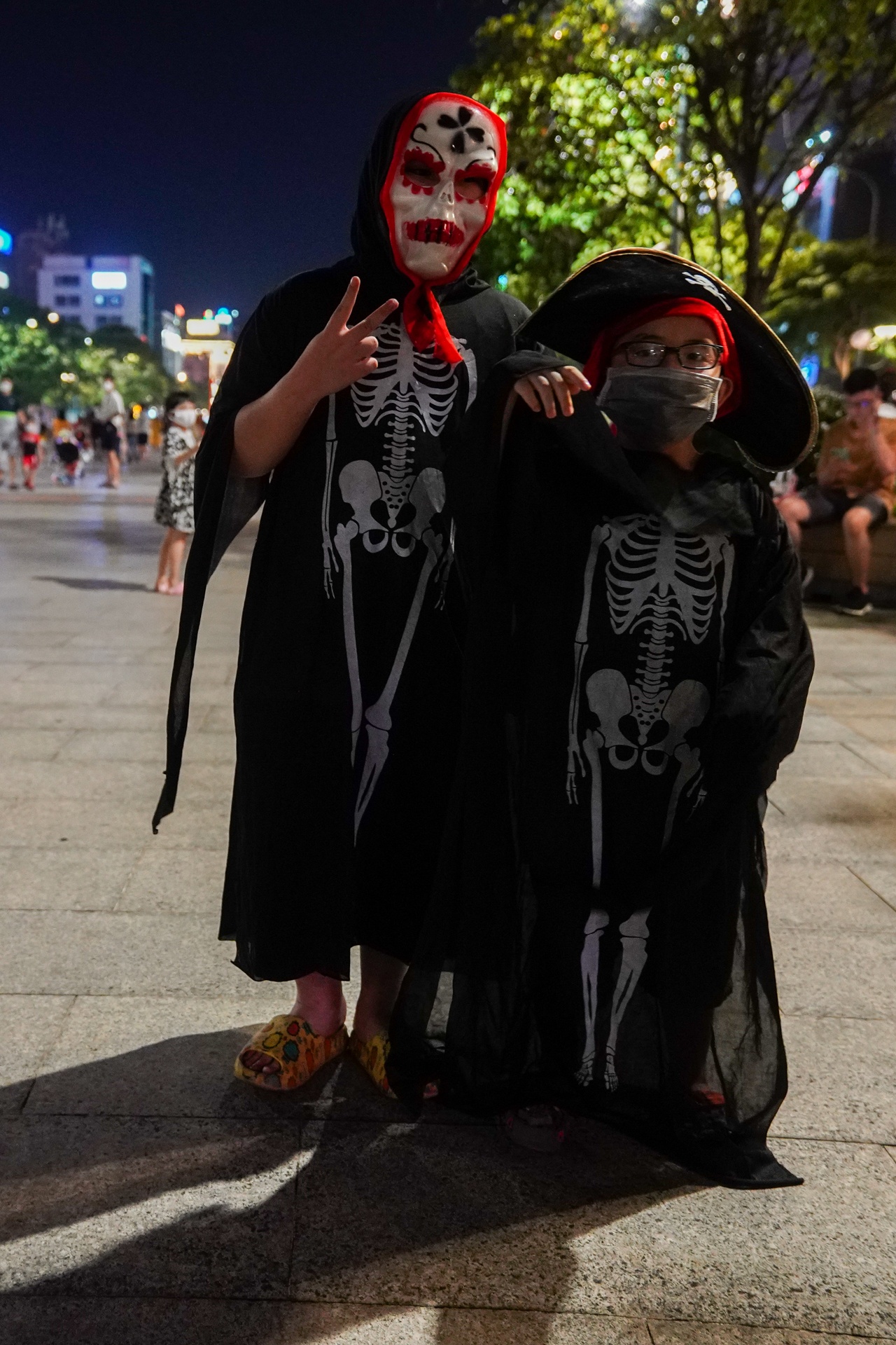 Giới trẻ TP.HCM hóa trang thành nhân vật 'Squid Game' chơi Halloween ảnh 7 Gioi tre TP.HCM hoa trang thanh nhan vat 'Squid Game' choi Halloween anh 7
